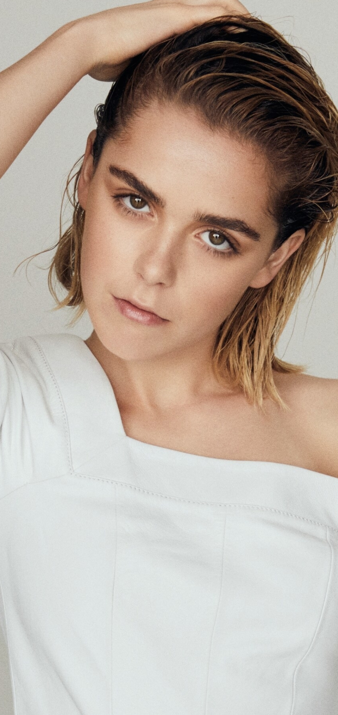 Download mobile wallpaper Blonde, American, Celebrity, Brown Eyes, Short Hair, Actress, Kiernan Shipka for free.