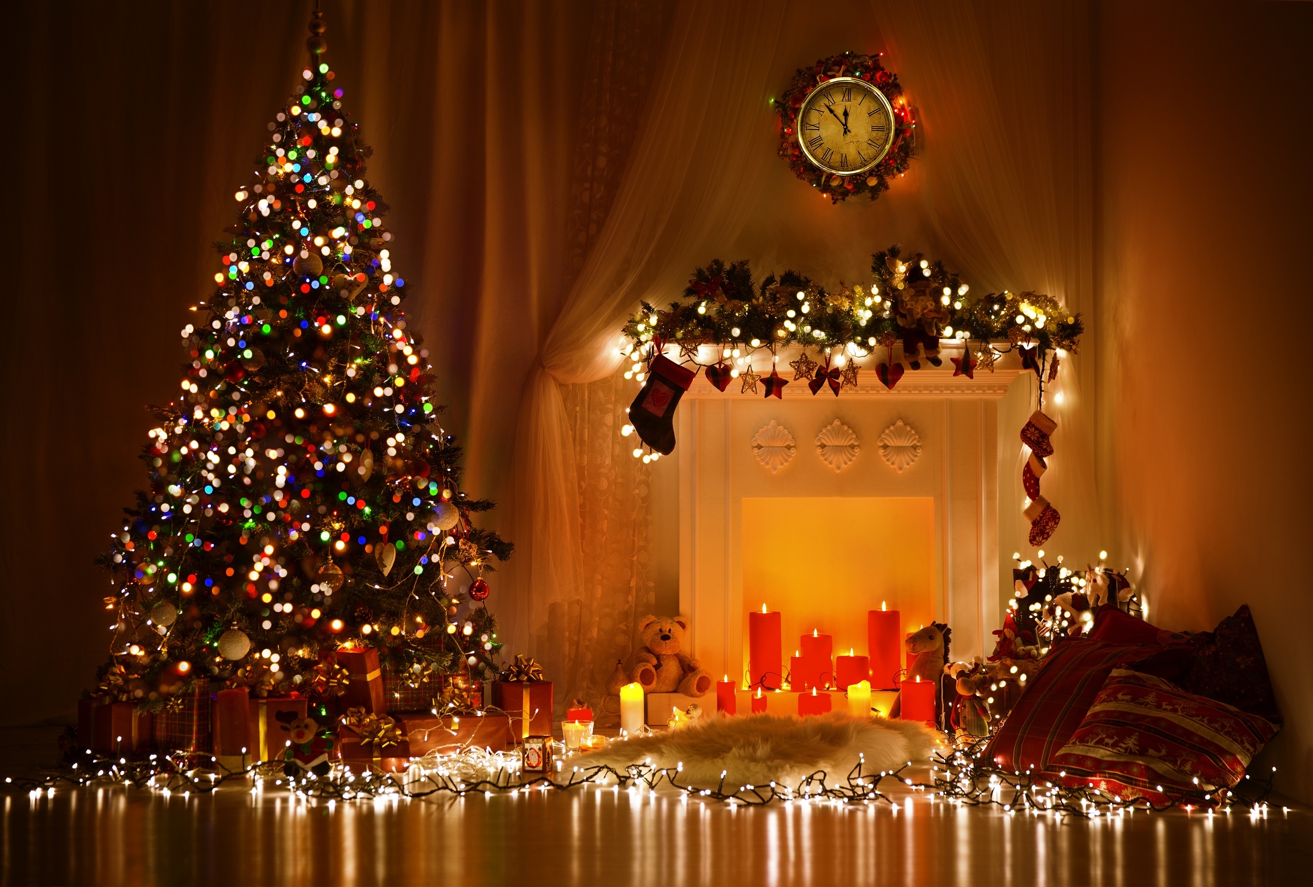 Handy-Wallpaper Feiertage, Weihnachten, Teddybär, Zimmer, Geschenk, Weihnachtsschmuck, Weihnachtsbaum, Kerze, Weihnachtsbeleuchtung kostenlos herunterladen.