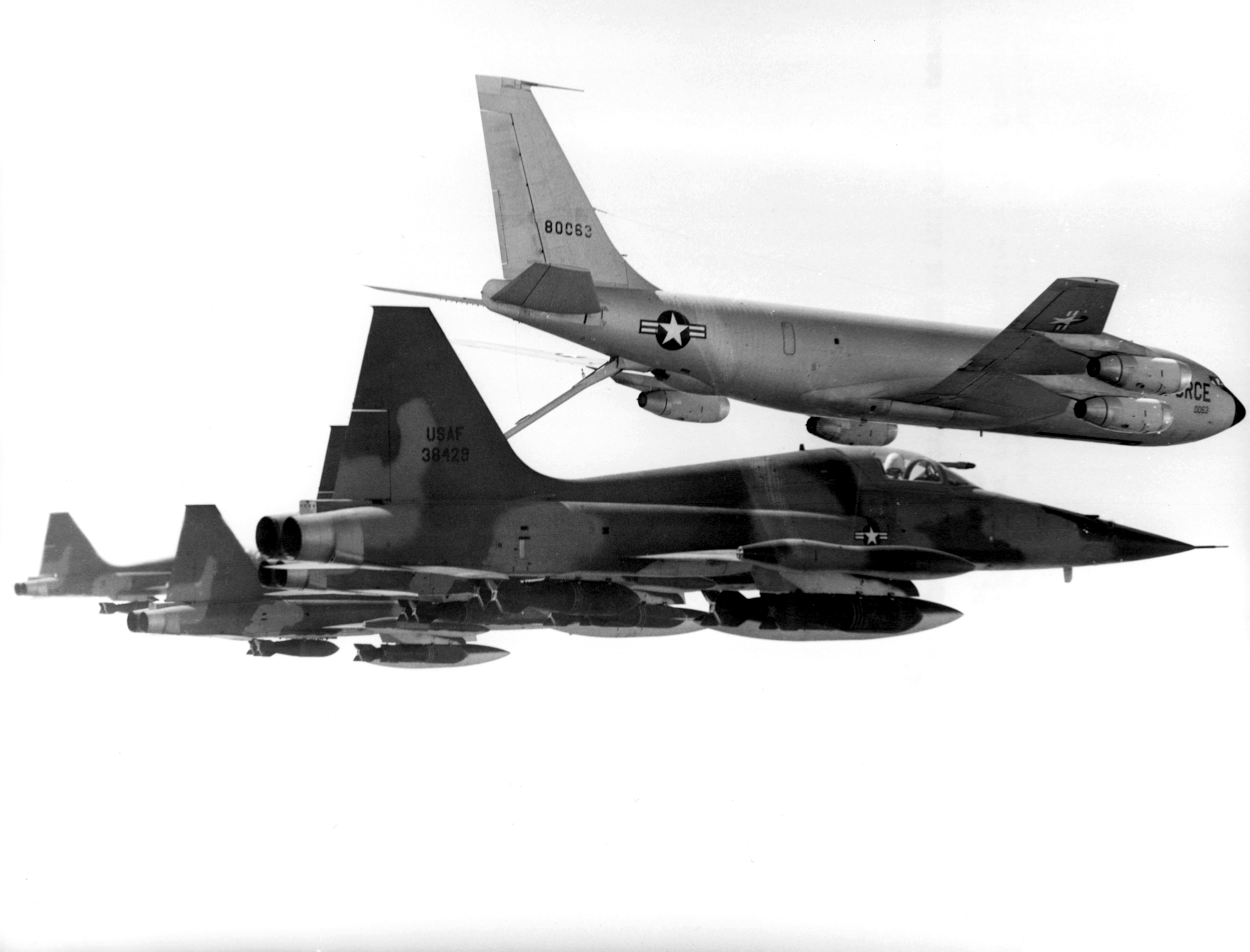 military, northrop f 5a/b freedom fighter, f 5s with kc 135, jet fighters