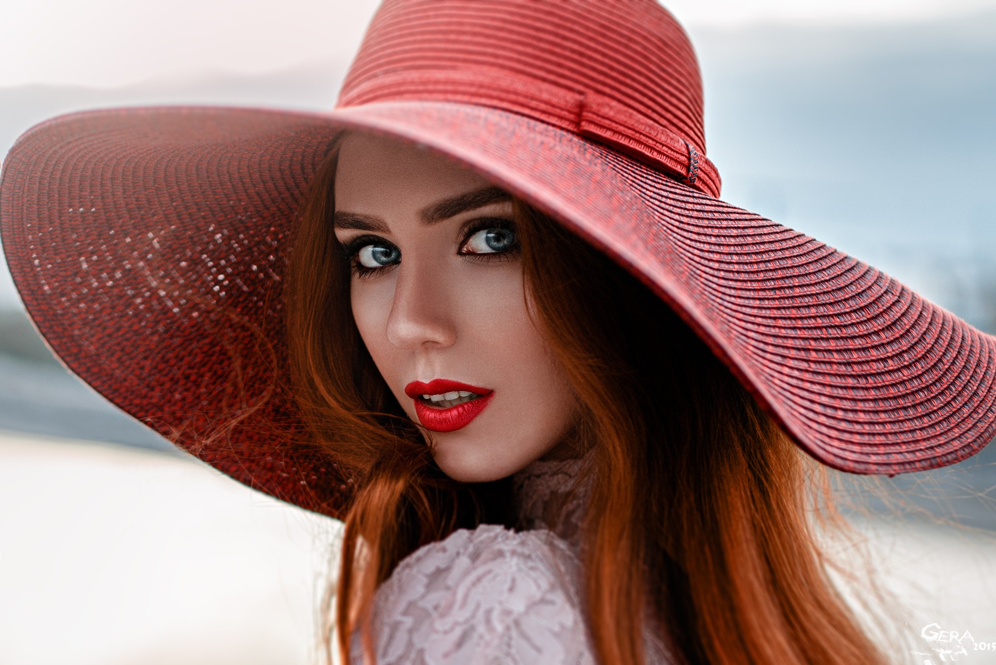 無料モバイル壁紙赤毛, 帽子, 青い目, モデル, 女性, 口紅をダウンロードします。