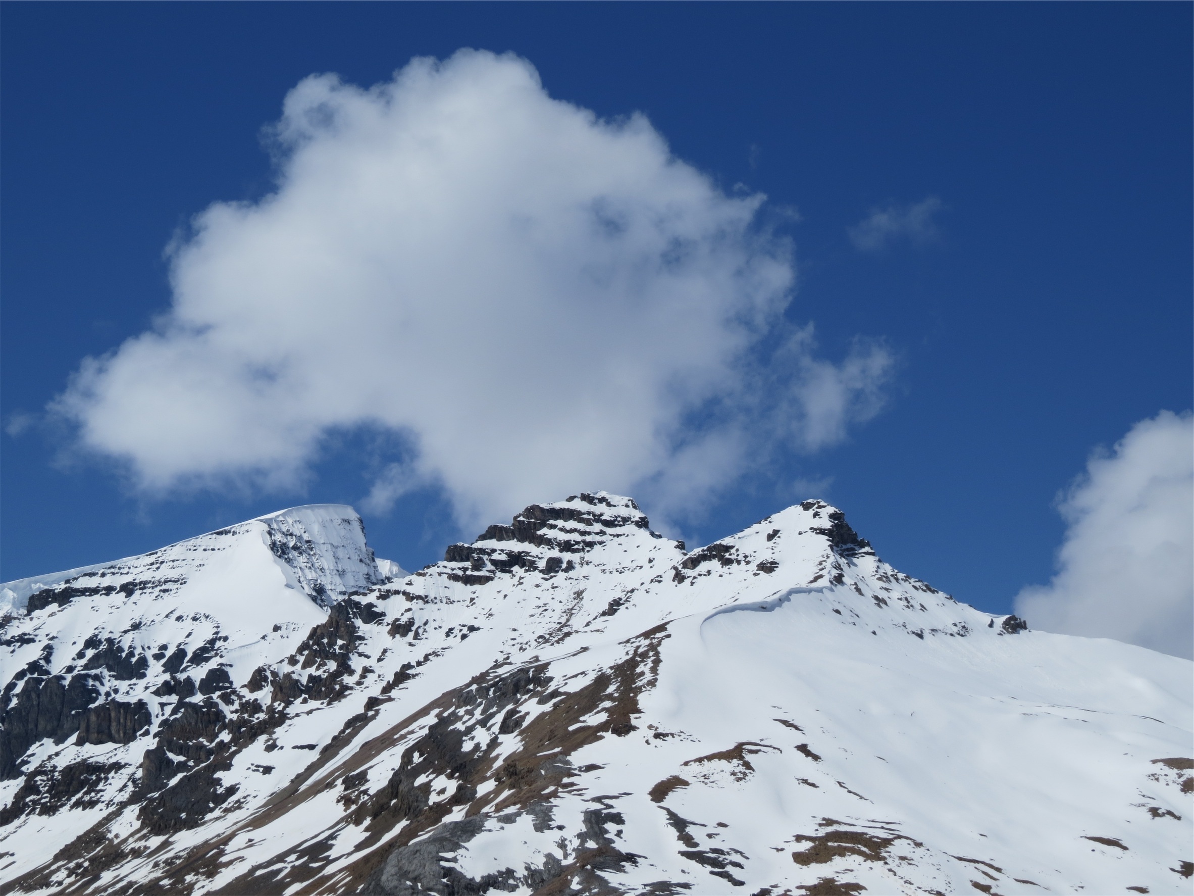 155912 завантажити картинку природа, небо, гори, хмари, сніг, вершина, верх - шпалери і заставки безкоштовно
