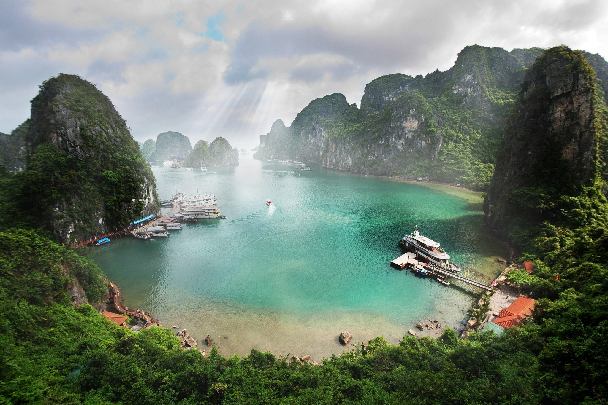 834483 завантажити картинку бухта, море, земля, човен, скеля, гора, сонячний промінь, таїланд - шпалери і заставки безкоштовно