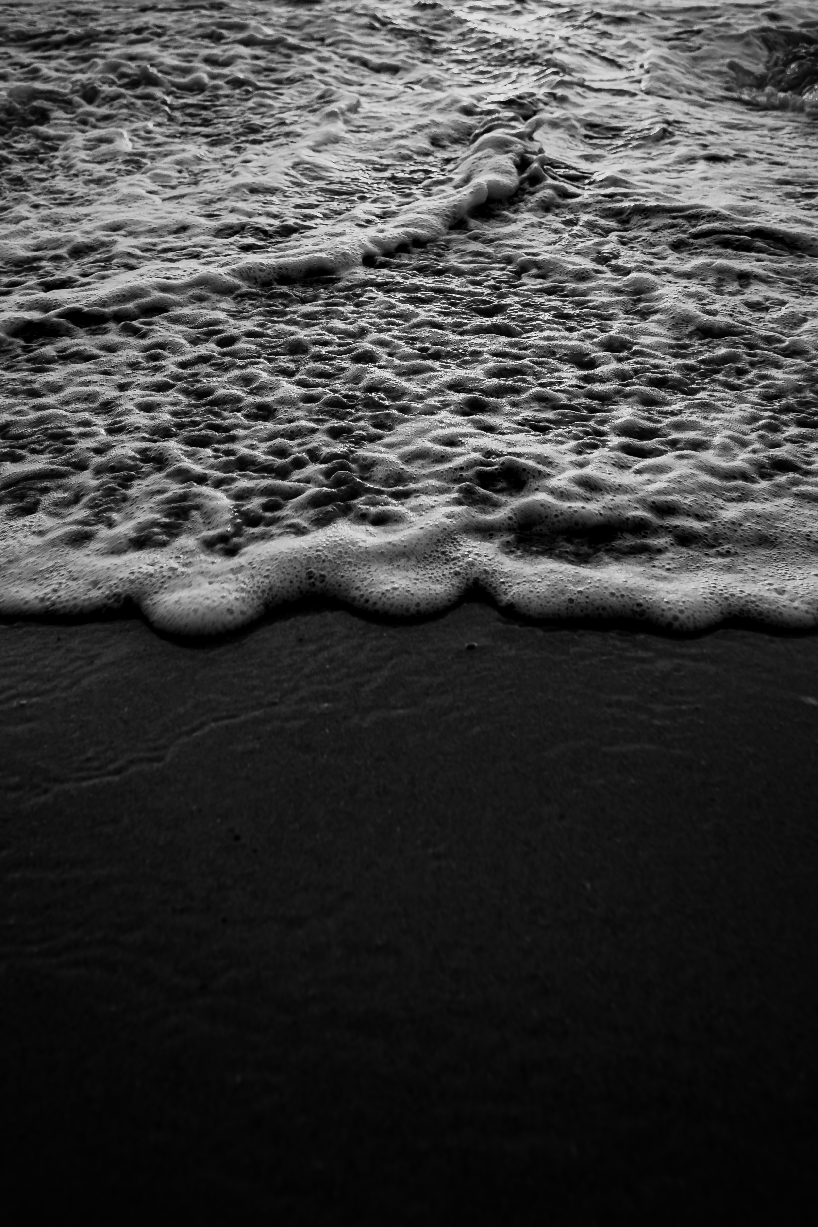 Free download wallpaper Sea, Bw, Water, Nature, Chb, Waves, Beach on your PC desktop