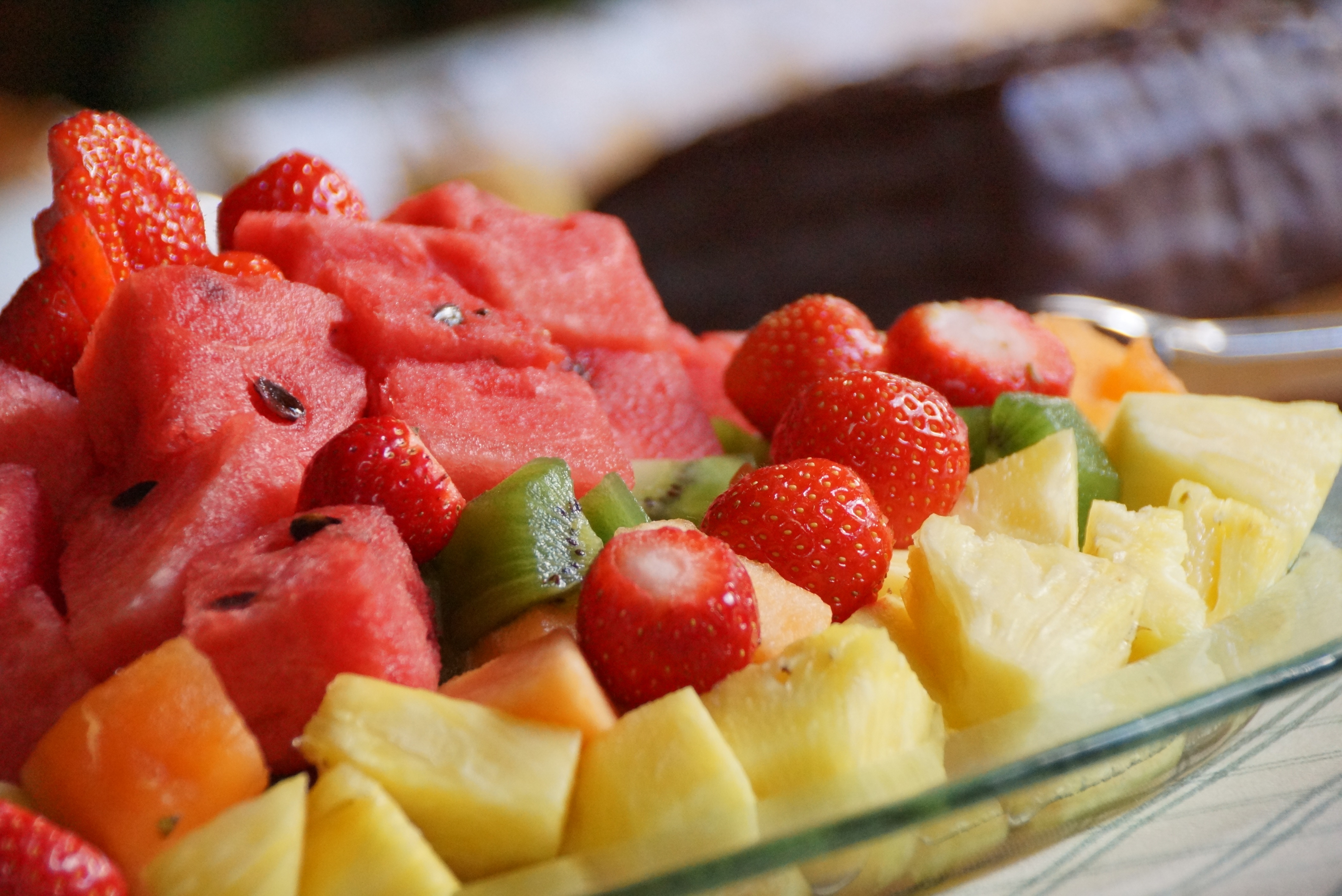 Handy-Wallpaper Erdbeere, Kiwi, Ananas, Frucht, Wassermelone, Salat, Nahrungsmittel, Früchte kostenlos herunterladen.