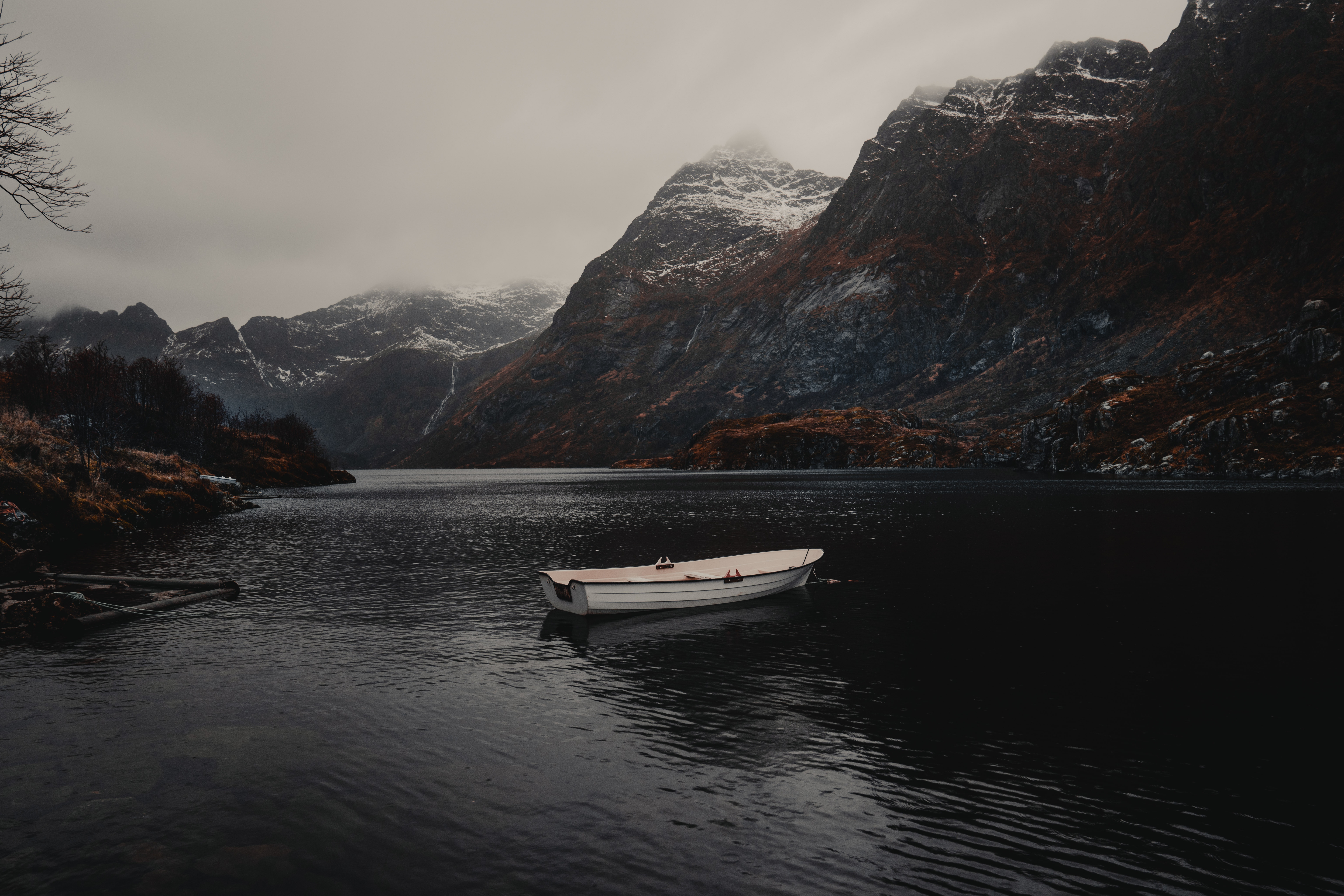 Handy-Wallpaper Natur, Mountains, See, Nebel, Ein Boot, Boot kostenlos herunterladen.