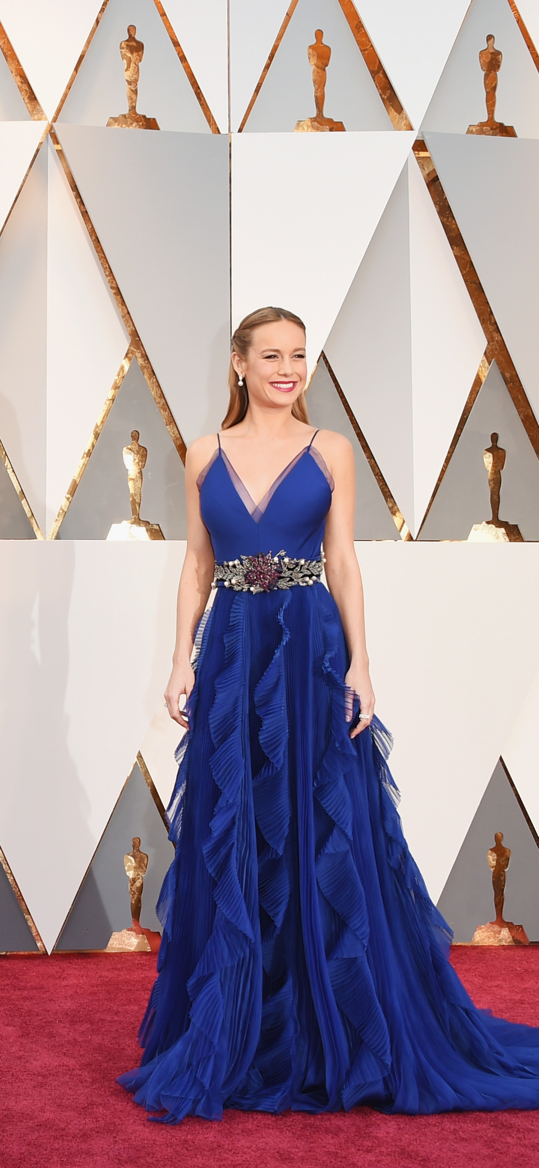 Descarga gratuita de fondo de pantalla para móvil de Morena, Sonreír, Americano, Ojos Cafés, Celebridades, Actriz, Vestido Azul, Brie Larson.