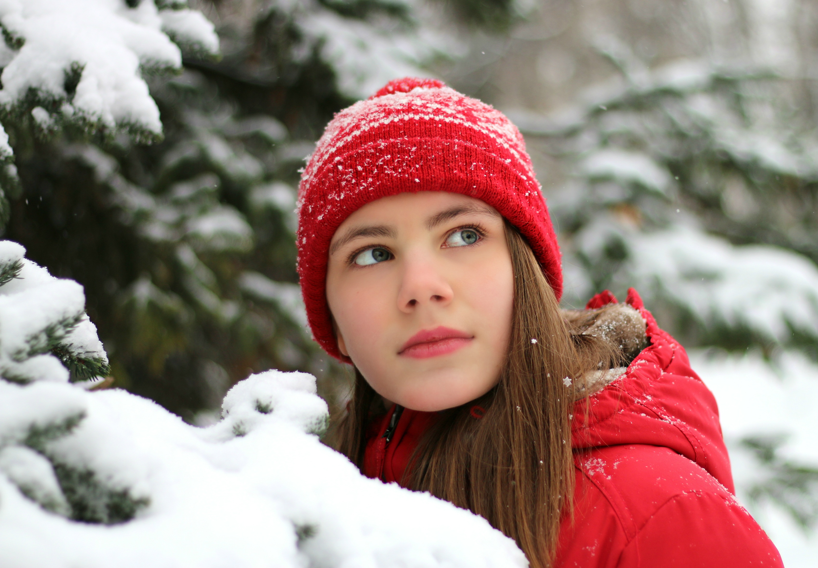 Free download wallpaper Winter, Snow, Hat, Model, Women, Green Eyes, Long Hair on your PC desktop