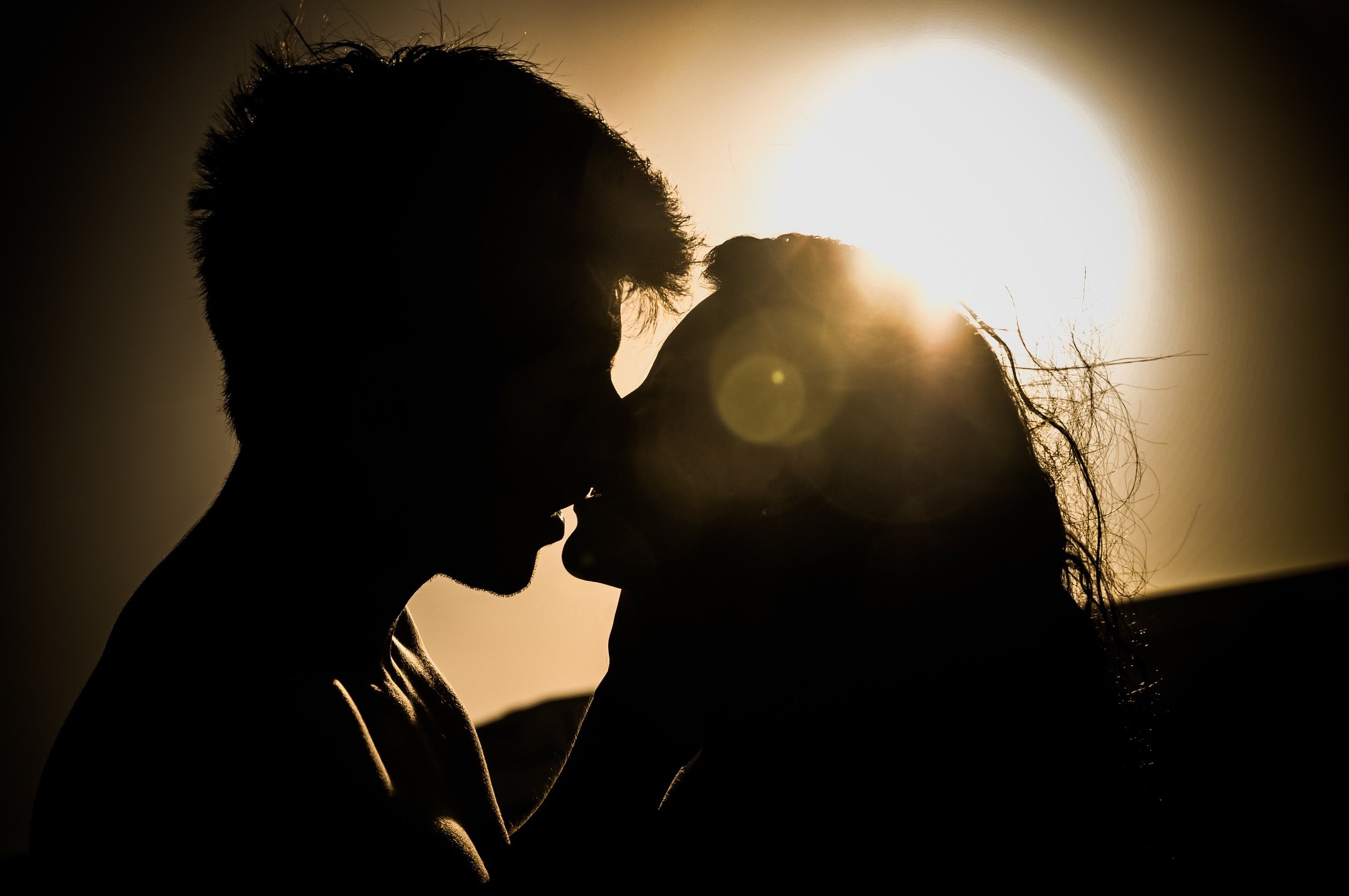 Free download wallpaper Love, Silhouette, Couple, Kiss, Photography, Romantic on your PC desktop
