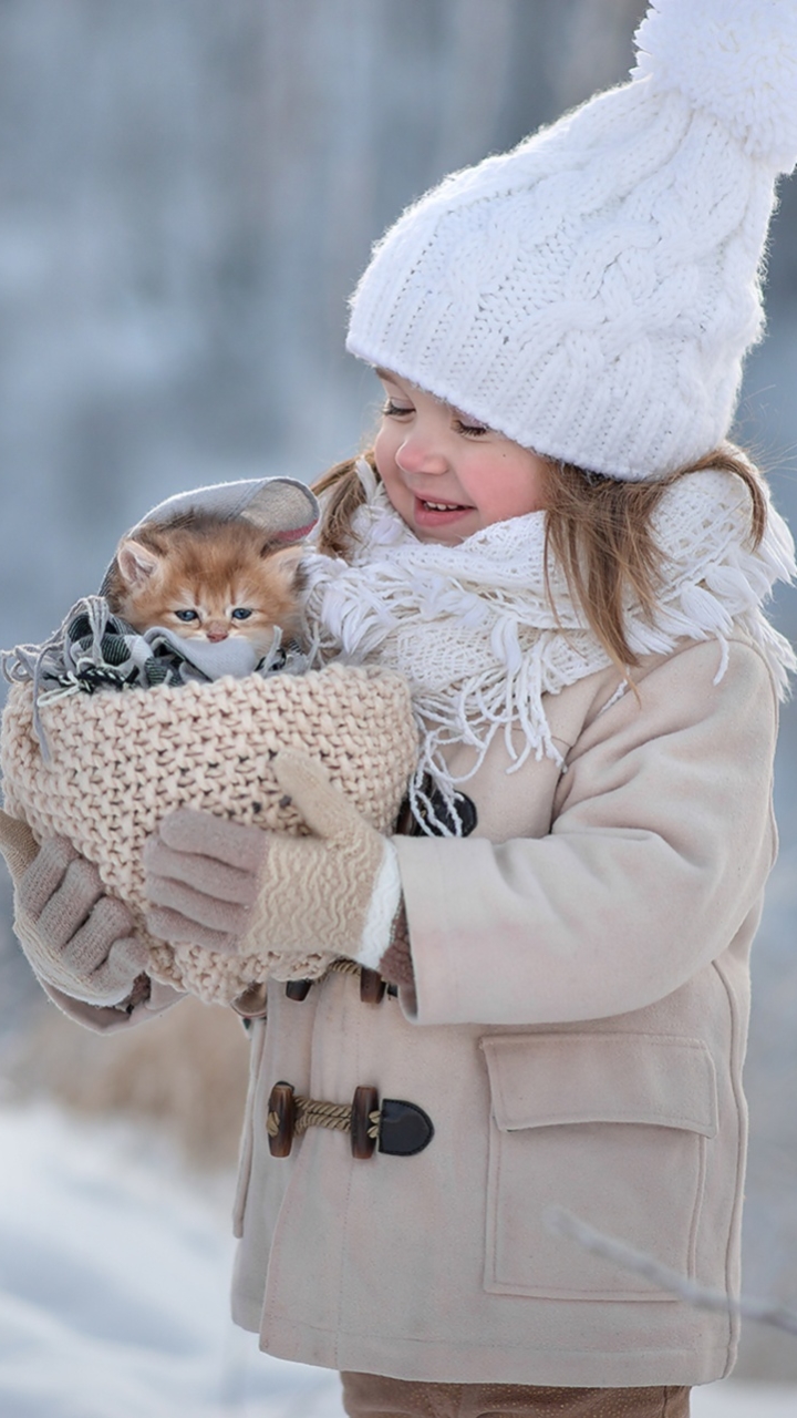 Baixar papel de parede para celular de Inverno, Gato, Gatinho, Cesta, Criança, Chapéu, Fotografia, Animal Bebê, Garotinha gratuito.