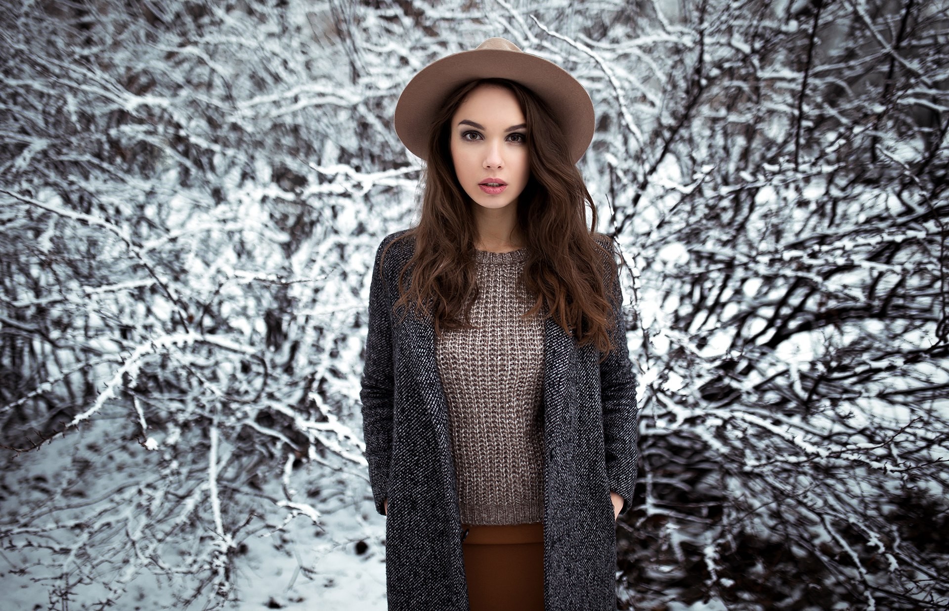 Free download wallpaper Winter, Hat, Brunette, Model, Women, Brown Eyes on your PC desktop