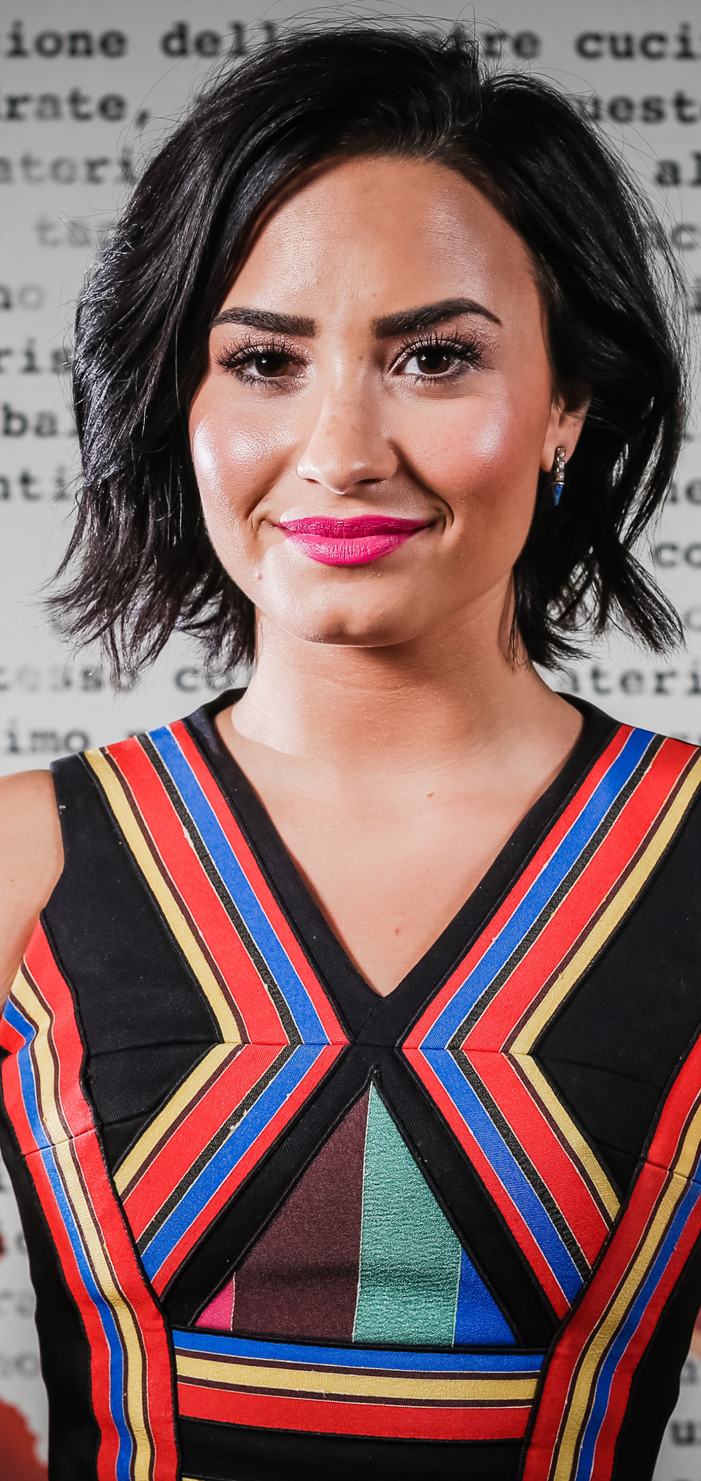 Handy-Wallpaper Musik, Lächeln, Brünette, Braune Augen, Kurzes Haar, Lippenstift, Demi Lovato kostenlos herunterladen.