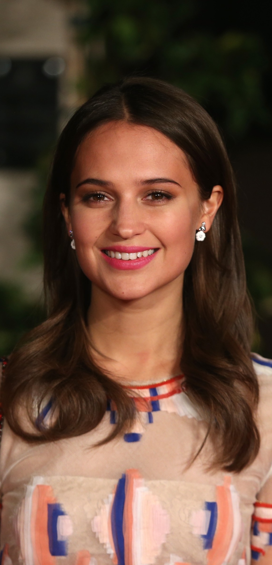 Download mobile wallpaper Smile, Brunette, Celebrity, Brown Eyes, Actress, Swedish, Alicia Vikander for free.