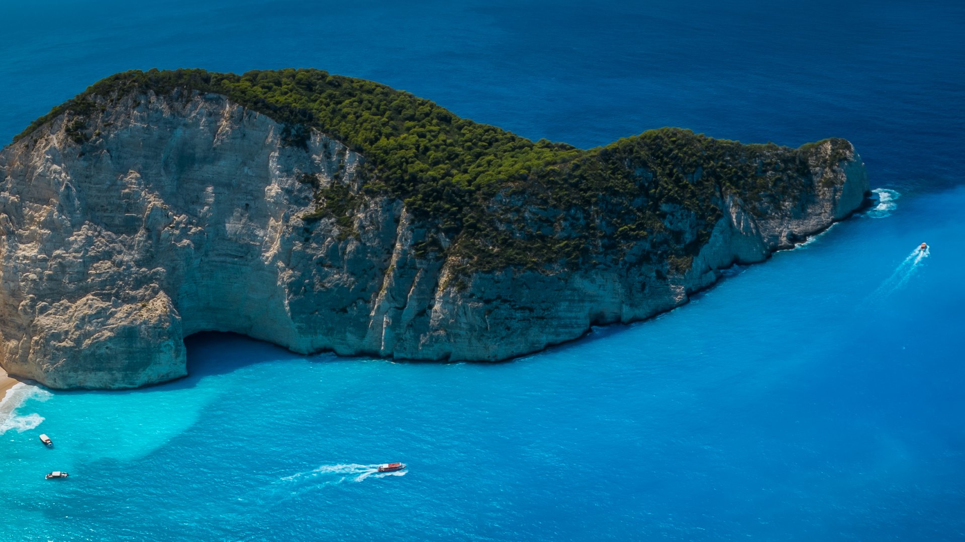 Handy-Wallpaper Ozean, Klippe, Boot, Griechenland, Meer, Erde/natur, Zaykanthos kostenlos herunterladen.