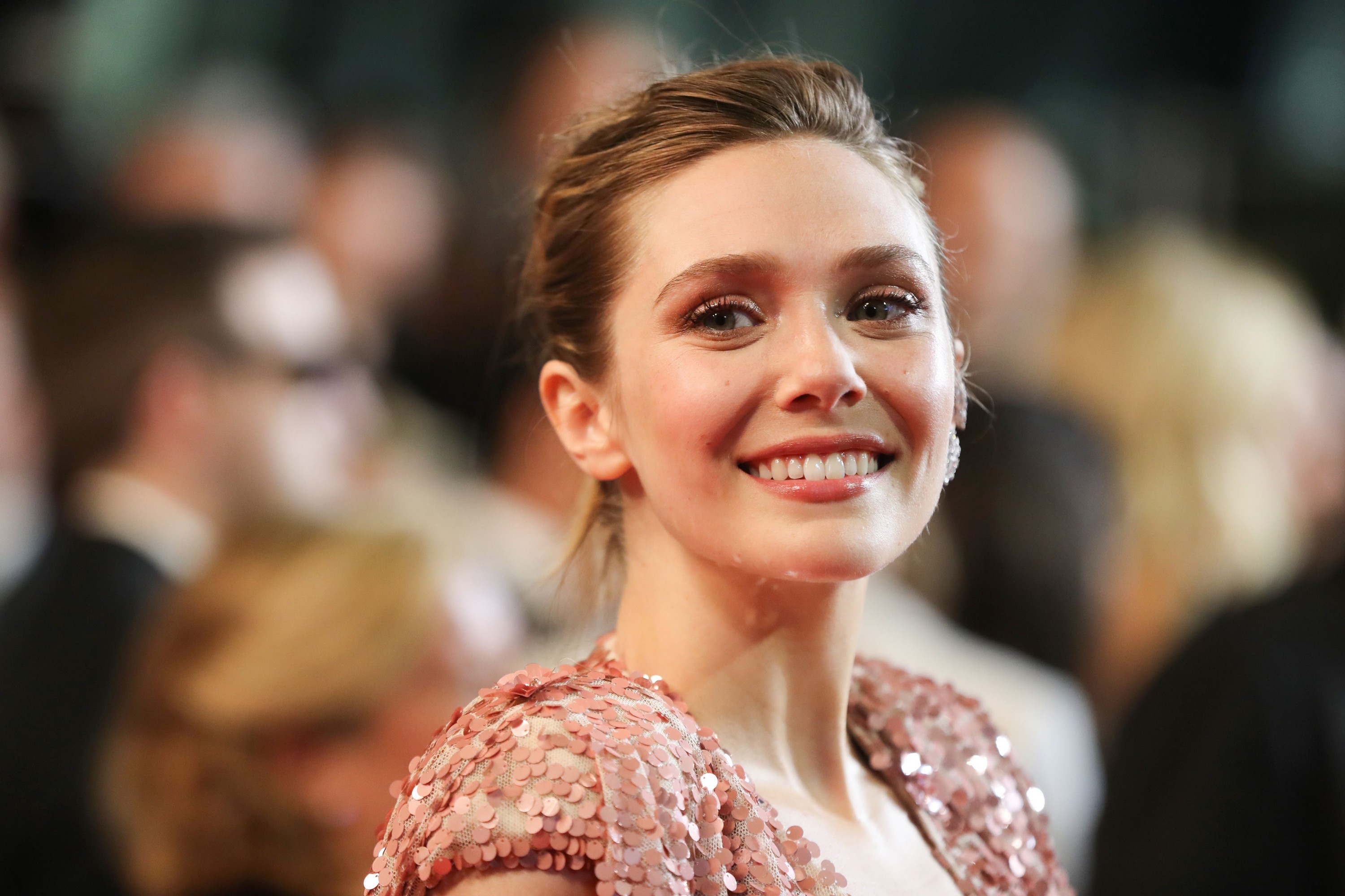 Download mobile wallpaper Smile, Face, American, Celebrity, Actress, Depth Of Field, Elizabeth Olsen for free.