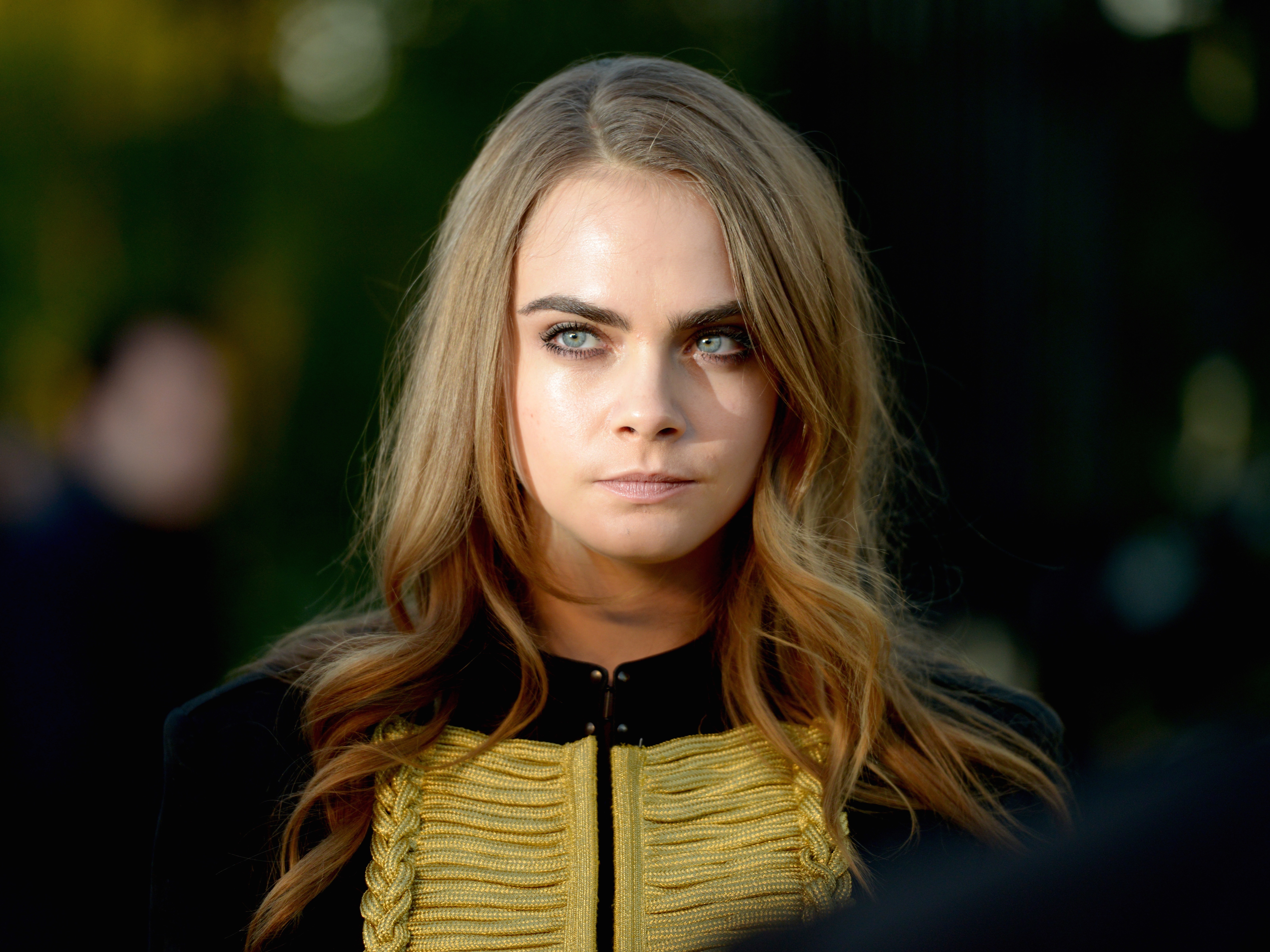 Free download wallpaper Blonde, English, Face, Model, Blue Eyes, Celebrity, Actress, Depth Of Field, Cara Delevingne on your PC desktop