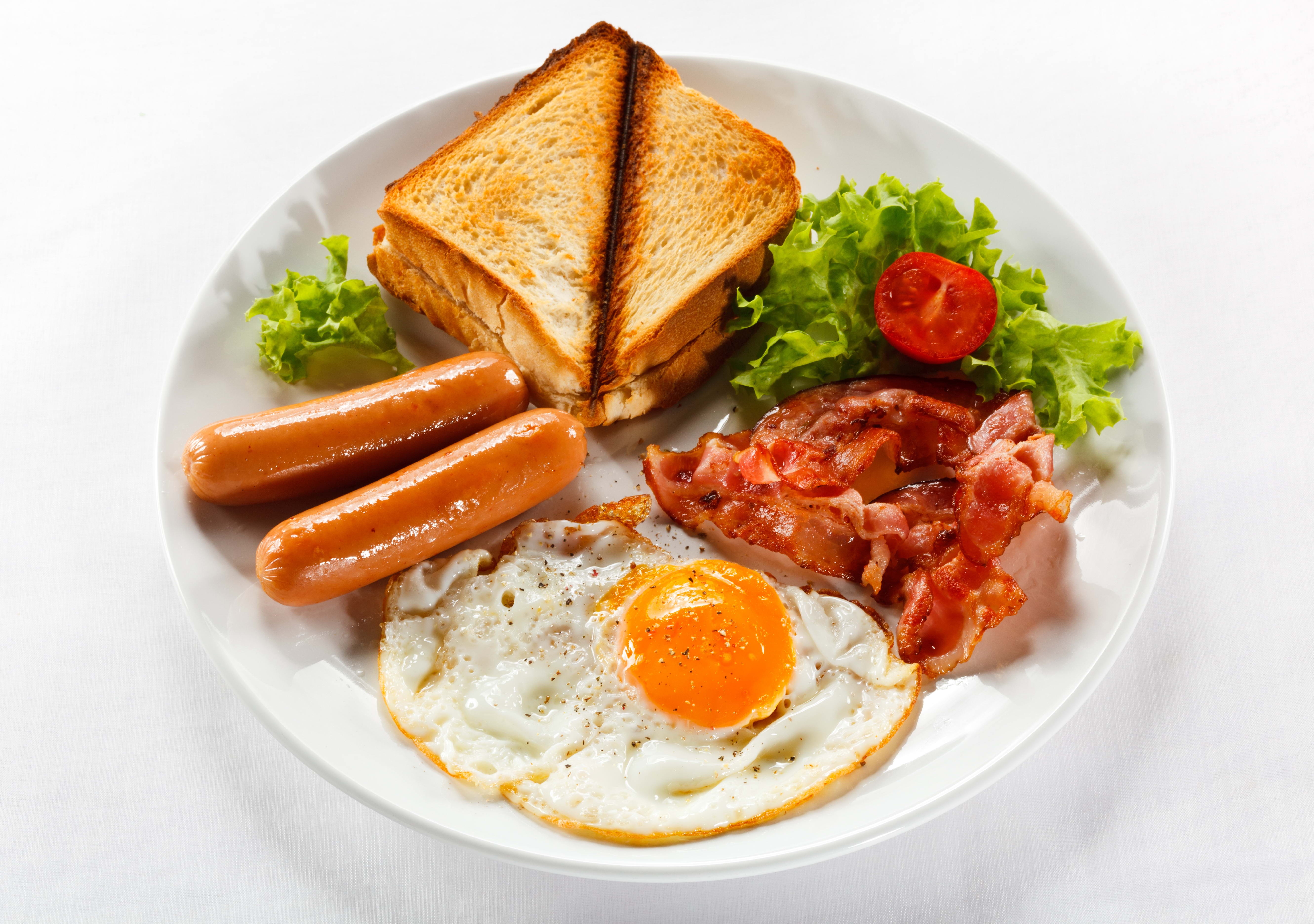 618160 завантажити картинку харчування, сніданок, бекон, яйце, ковбаса, тост - шпалери і заставки безкоштовно