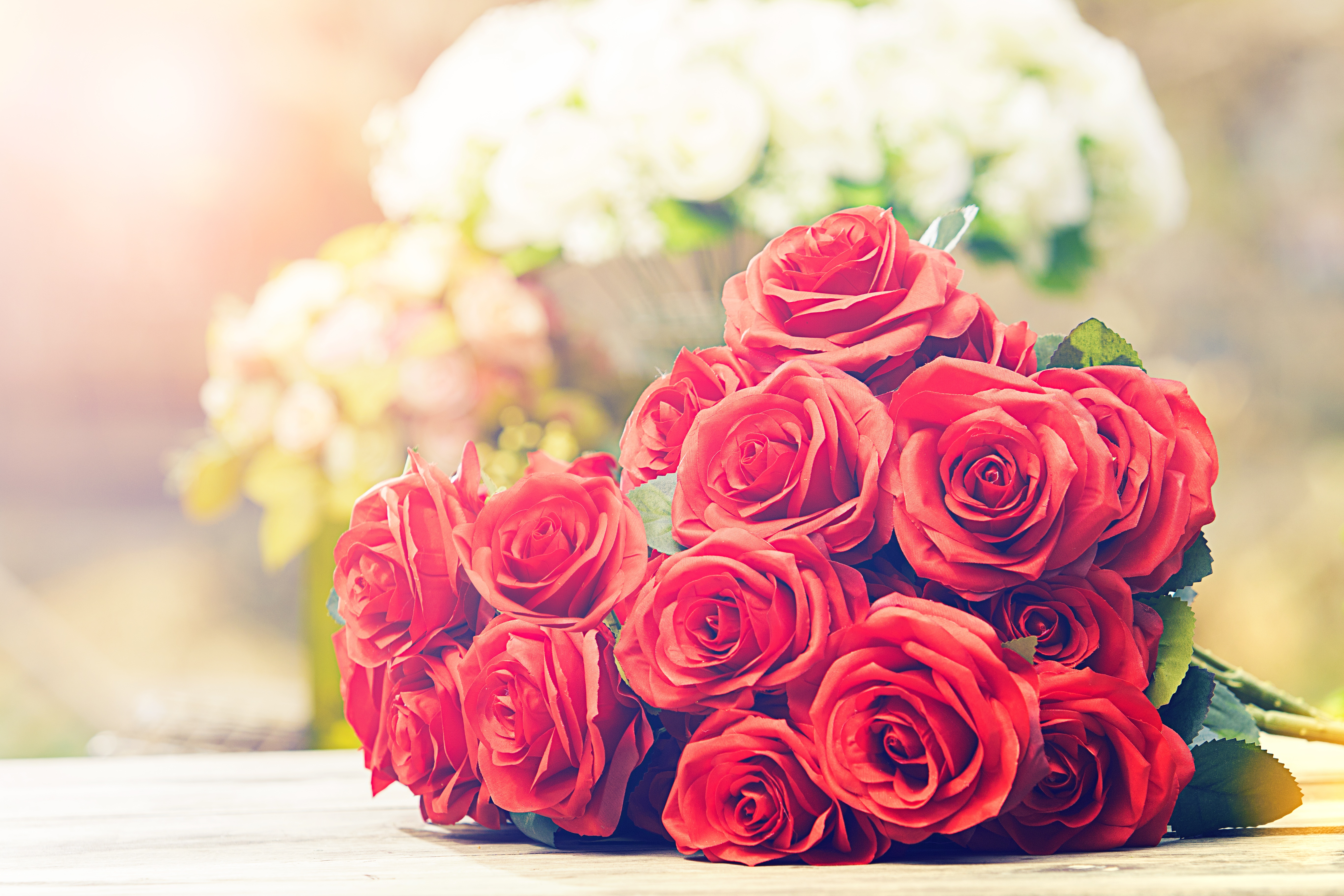 Скачати мобільні шпалери Квітка, Роза, Букет, Земля, Червона Троянда, Червона Квітка, Флауерзи безкоштовно.