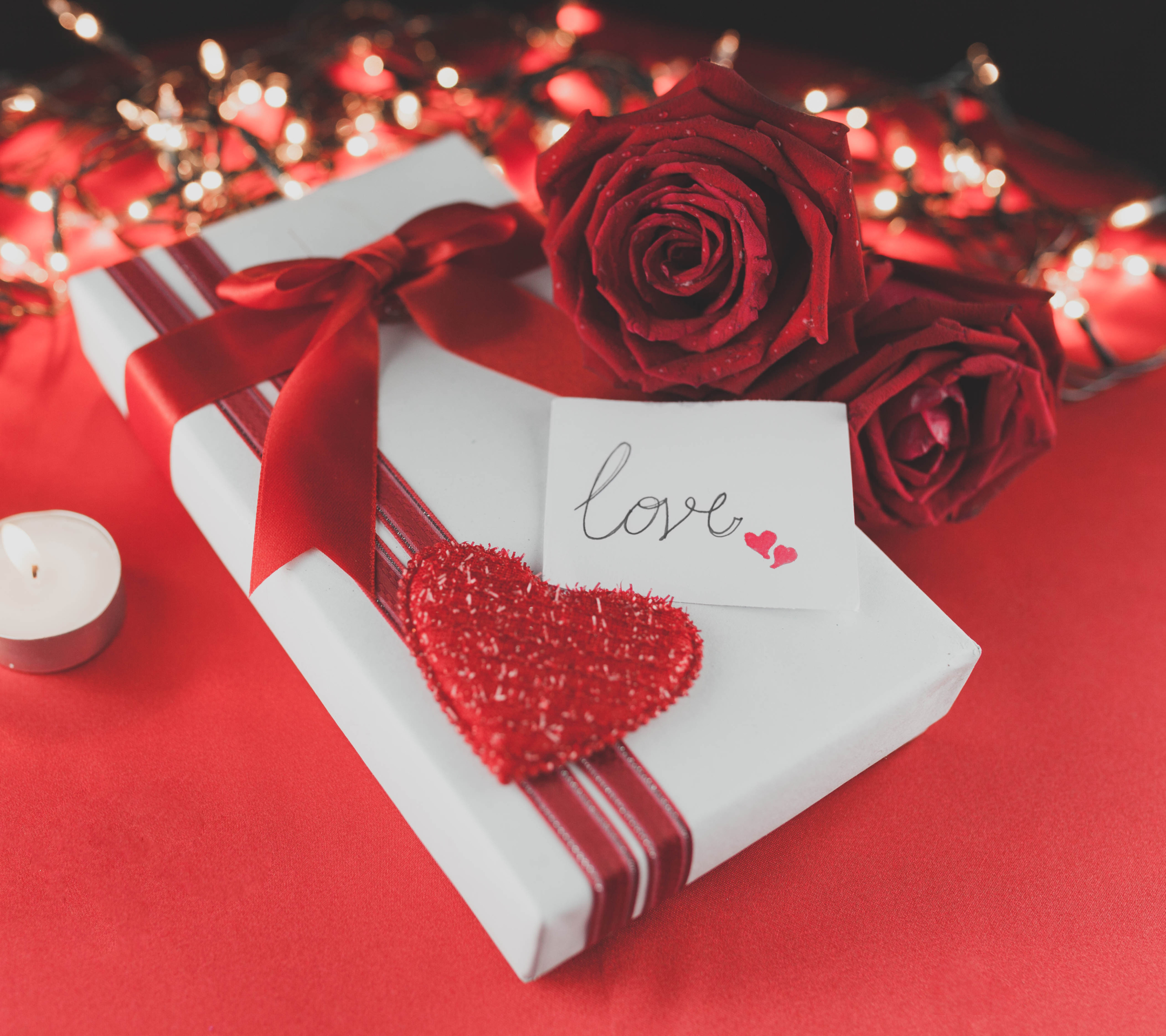 Скачать обои бесплатно Любовь, Роза, Подарок, Свеча, Подарки, Красная Роза, День Святого Валентина, Праздничные, Красный Цветок картинка на рабочий стол ПК
