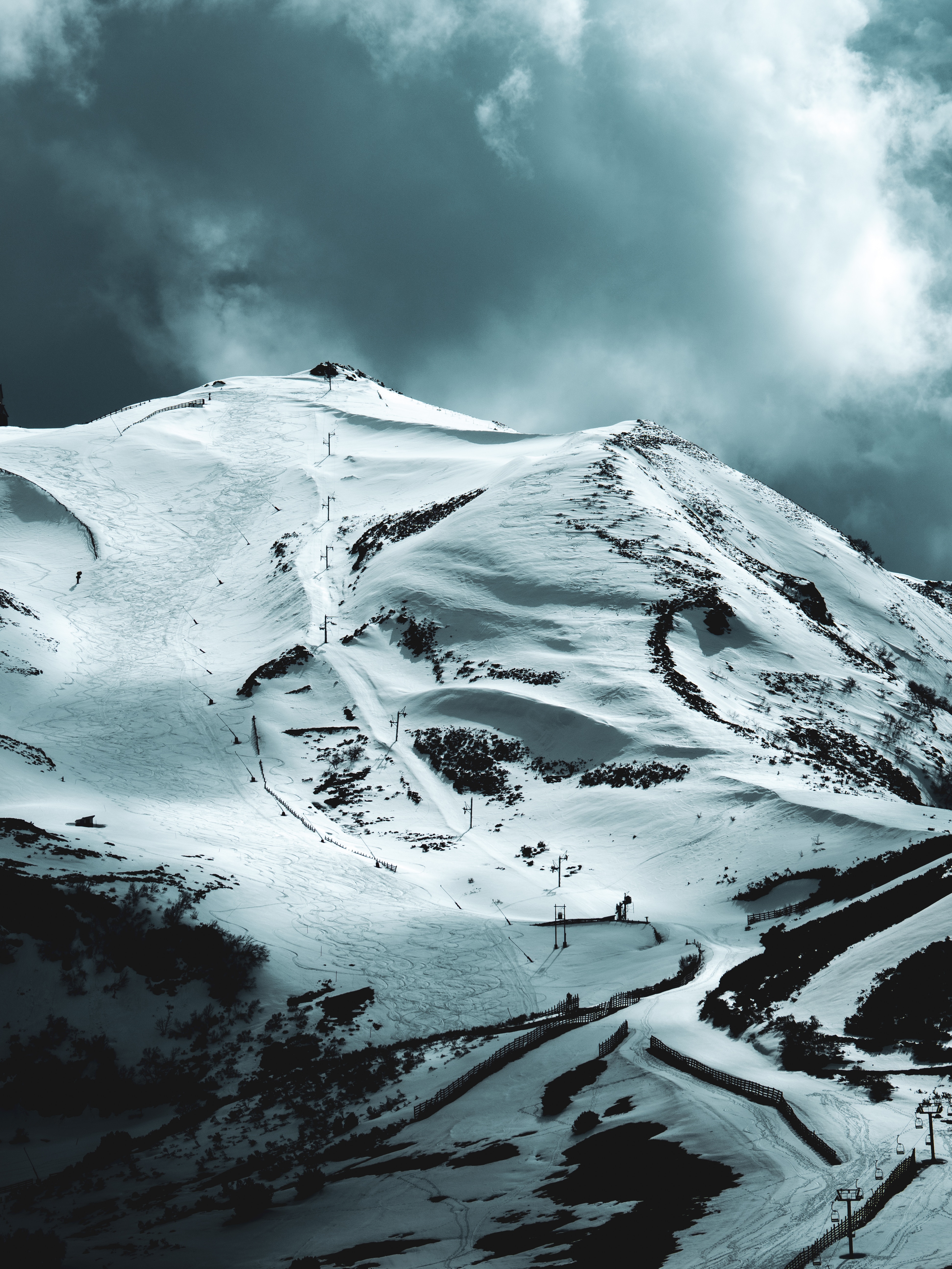 93053 Bild herunterladen natur, sky, schnee, berg, scheitel, nach oben, bewölkt - Hintergrundbilder und Bildschirmschoner kostenlos