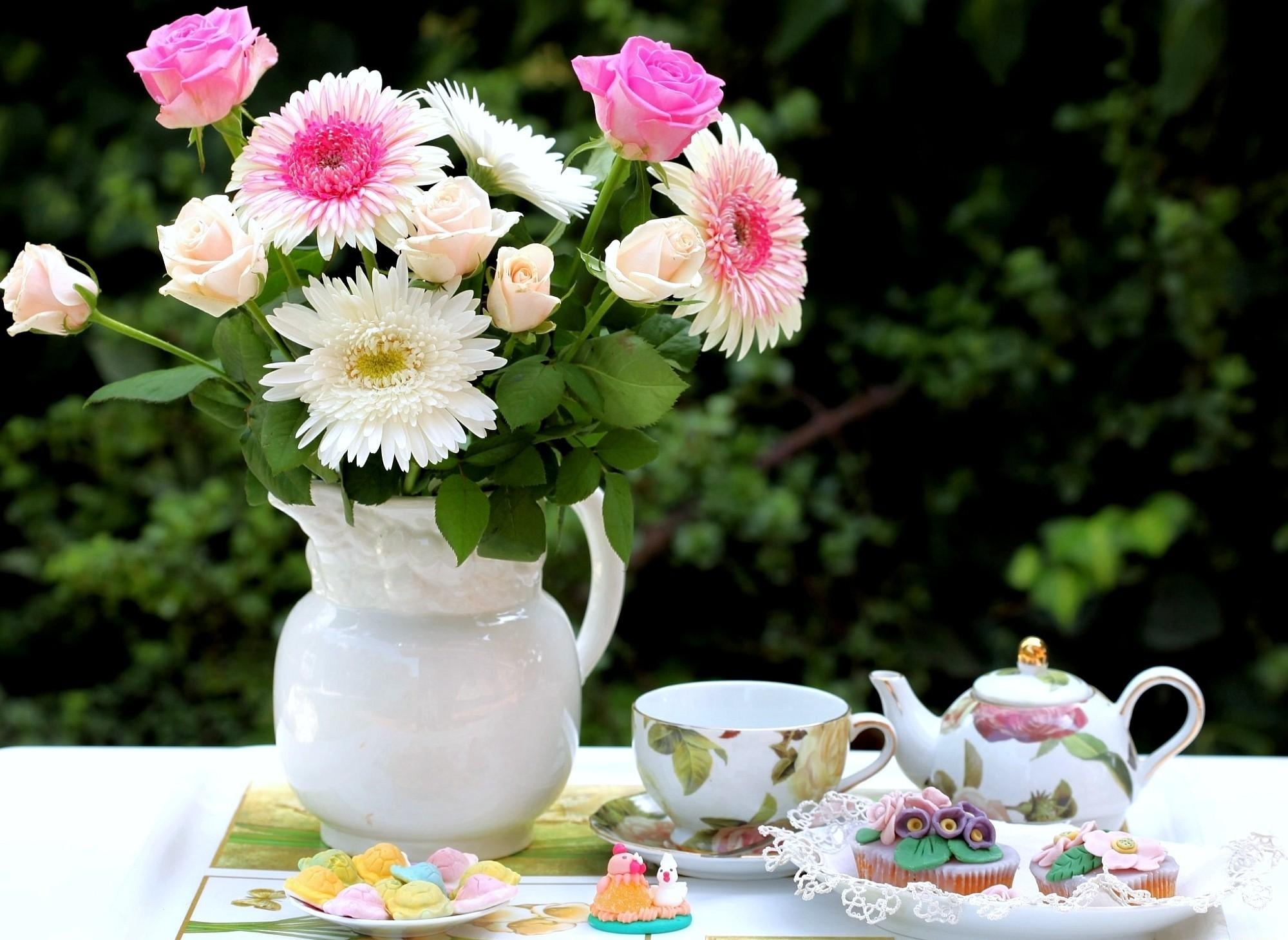 111855 завантажити картинку квіти, рози, хризантеми, букет, глечик, чайний сервіз, чайний набір, частування, лікує - шпалери і заставки безкоштовно