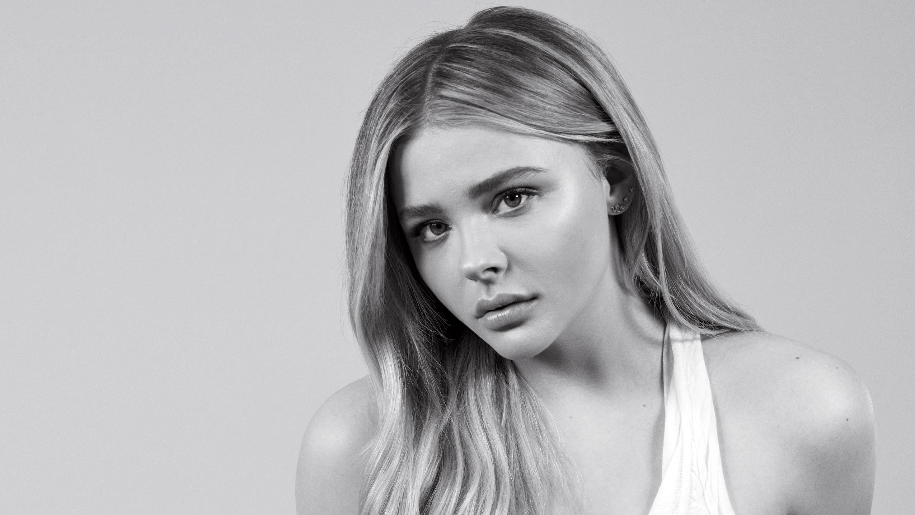 Free download wallpaper Monochrome, Earrings, Celebrity, Black & White, Long Hair, Actress, Chloë Grace Moretz on your PC desktop