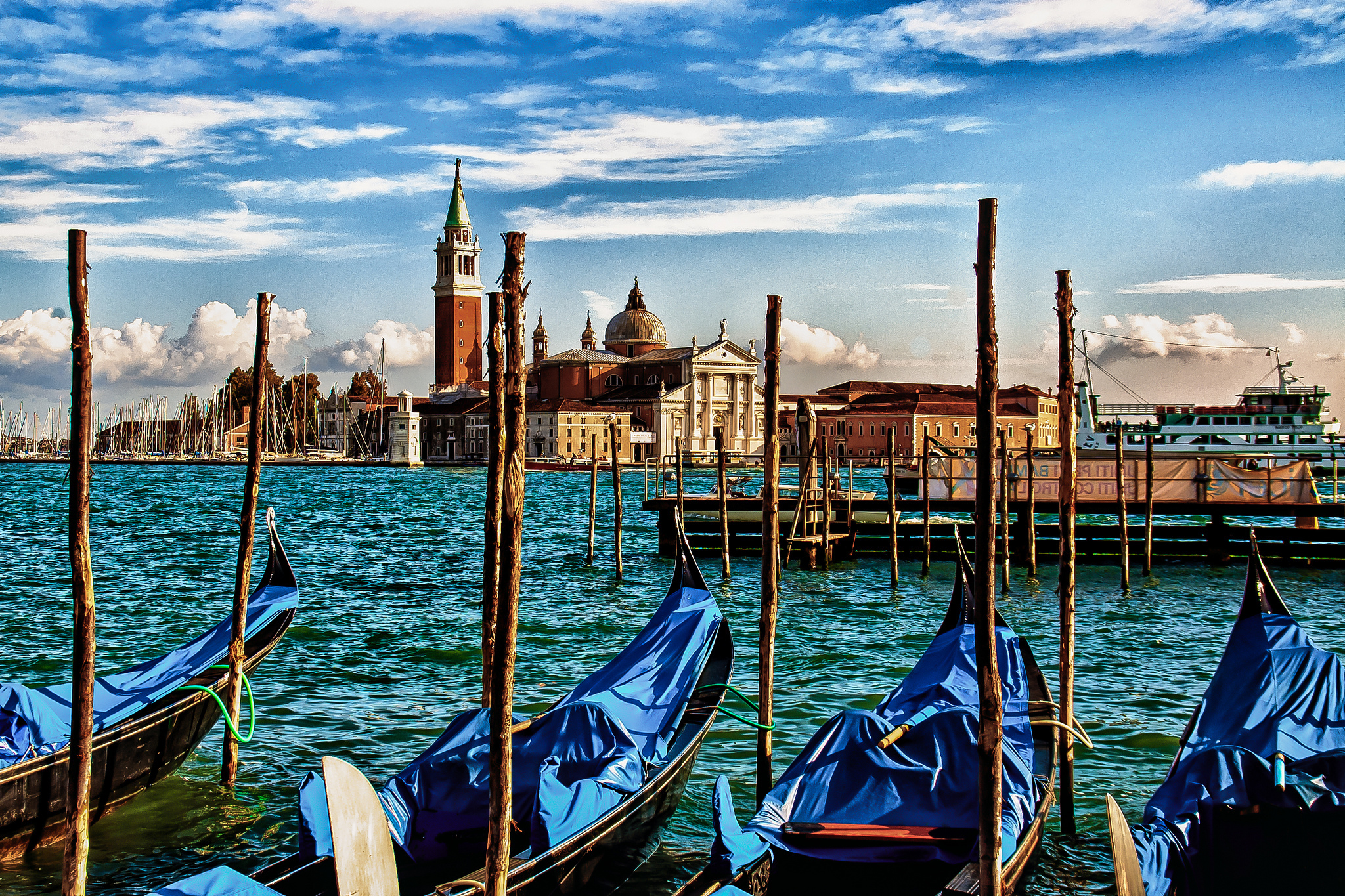390773 скачать картинку италия, венеция, сделано человеком, лодка, здание, канал, город, гондола, города - обои и заставки бесплатно
