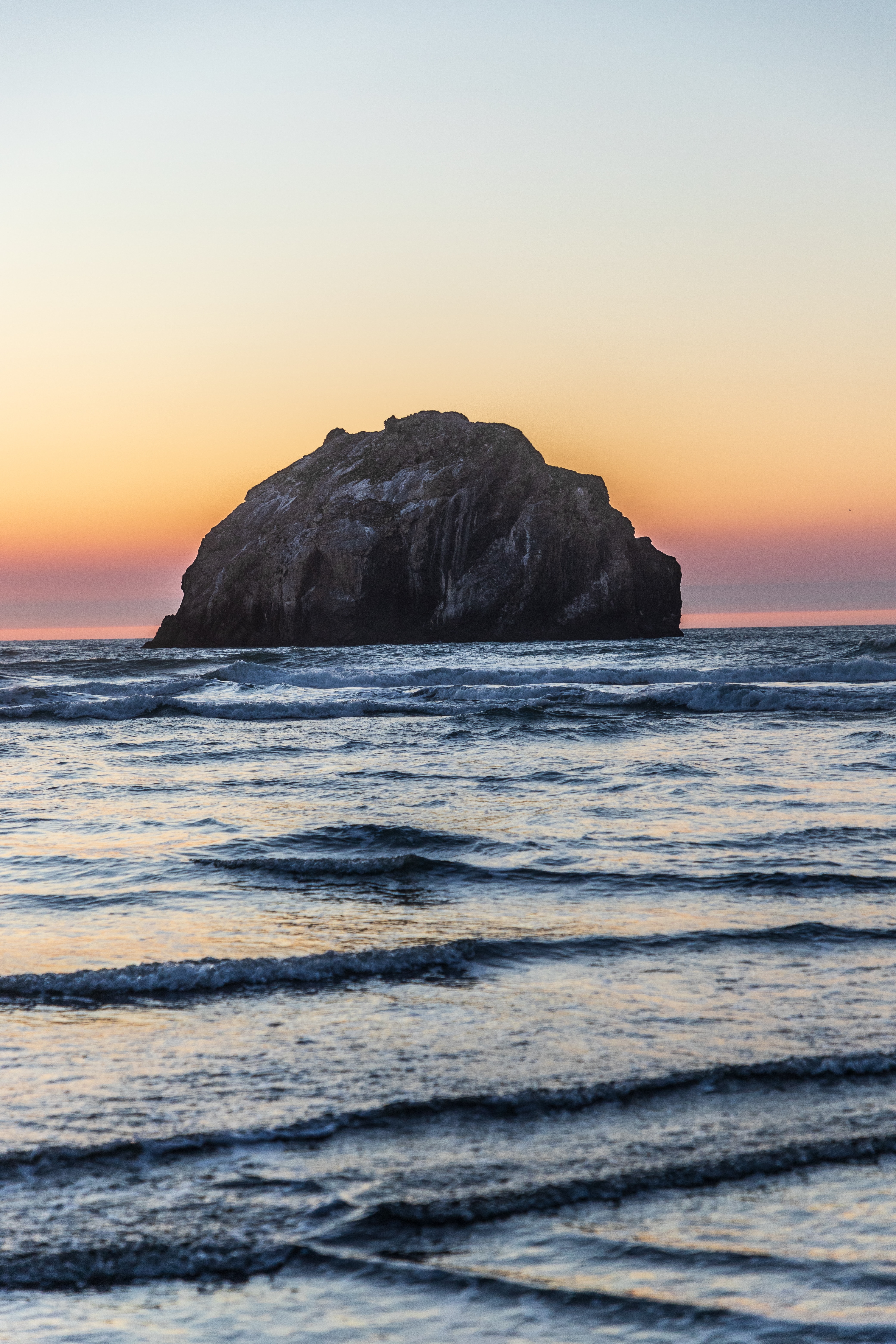 PCデスクトップに自然, 岩, 夕暮れ, 島, 波, 薄明, 海, 風景画像を無料でダウンロード