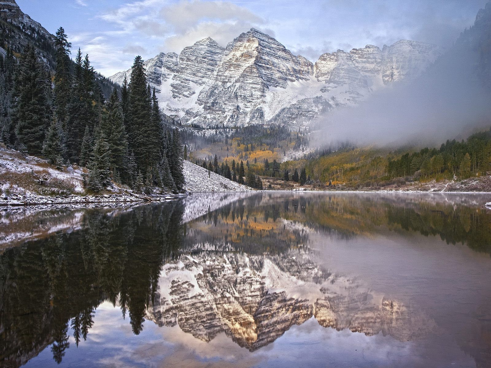 80225 descargar fondo de pantalla naturaleza, árboles, montañas, vértice, arriba, lago, niebla, grandeza: protectores de pantalla e imágenes gratis