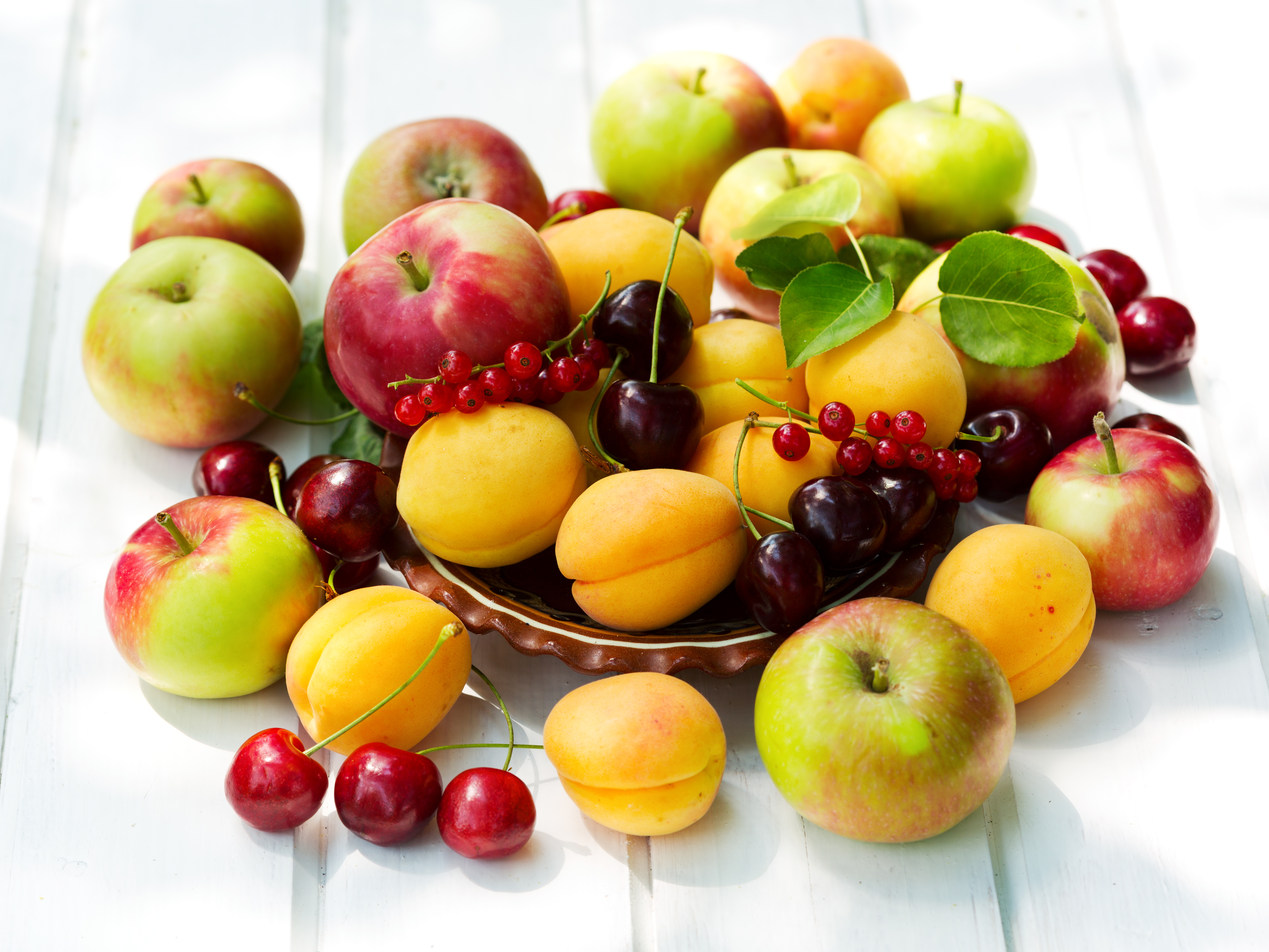 368522 завантажити картинку ягода, харчування, фрукти, яблуко, абрикос, вишня - шпалери і заставки безкоштовно