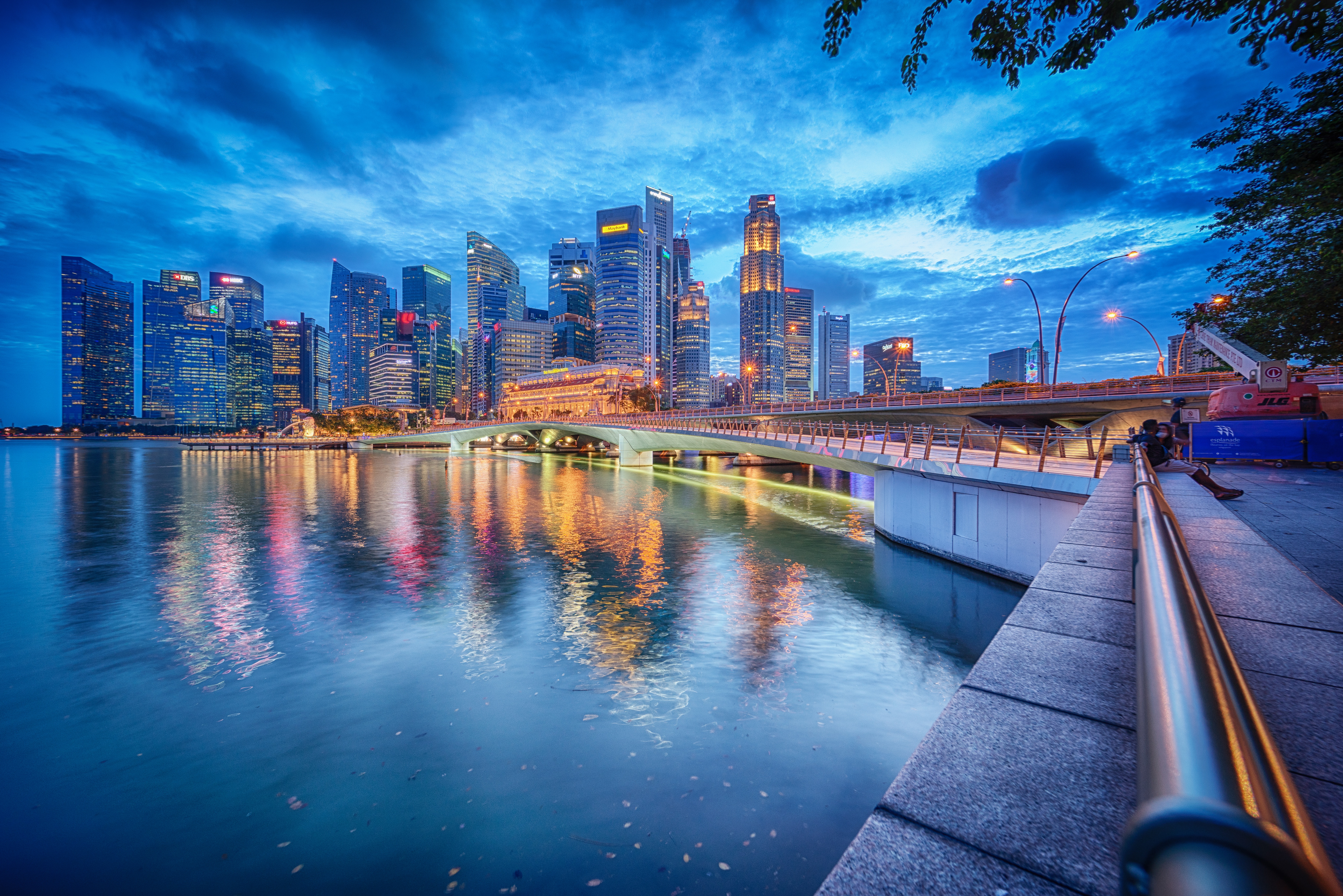 Baixe gratuitamente a imagem Cidades, Noite, Cidade, Arranha Céu, Ponte, Construção, Feito Pelo Homem, Singapura na área de trabalho do seu PC