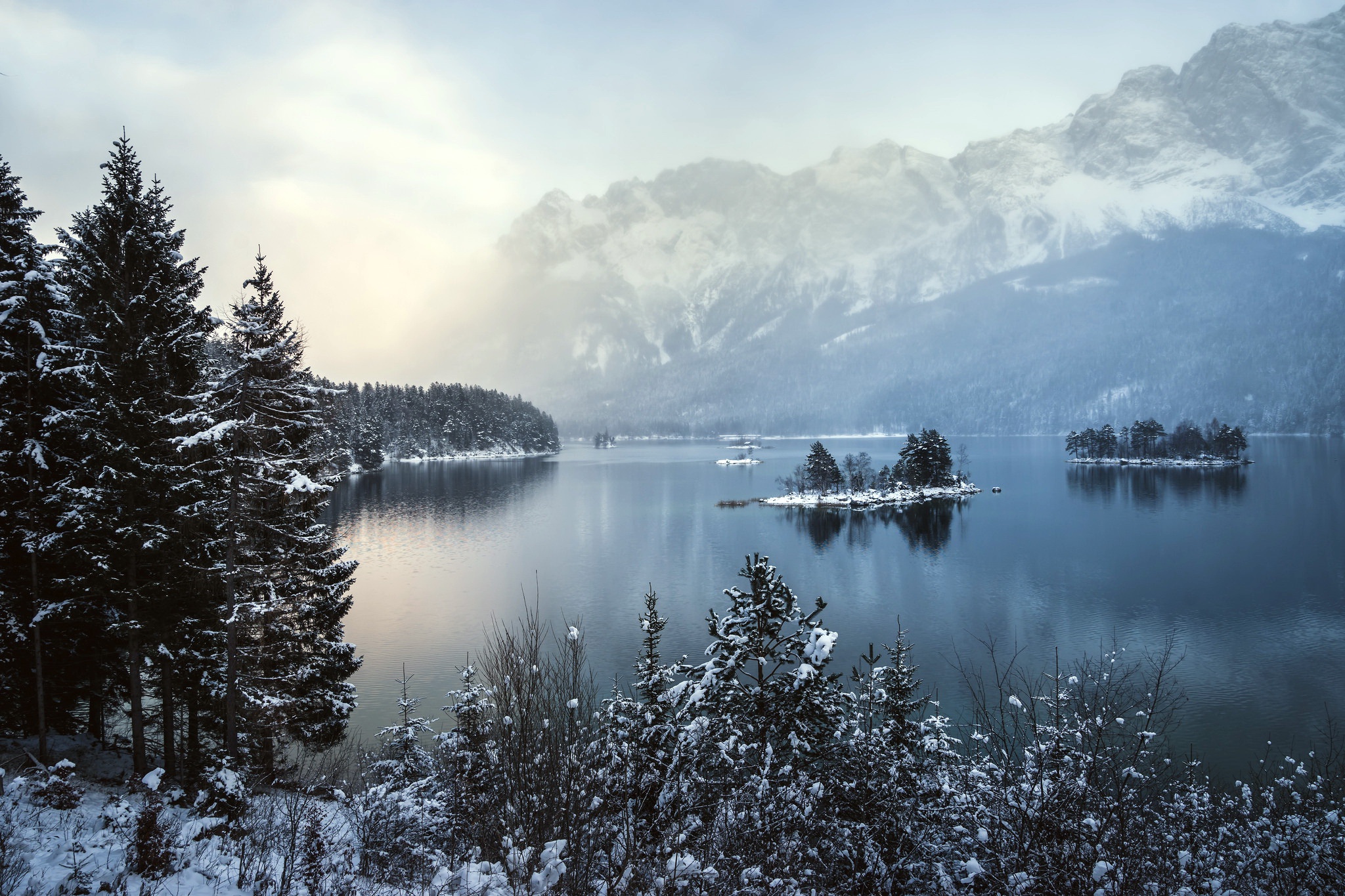Скачать картинку Зима, Природа, Снег, Озера, Гора, Озеро, Дерево, Туман, Земля/природа в телефон бесплатно.