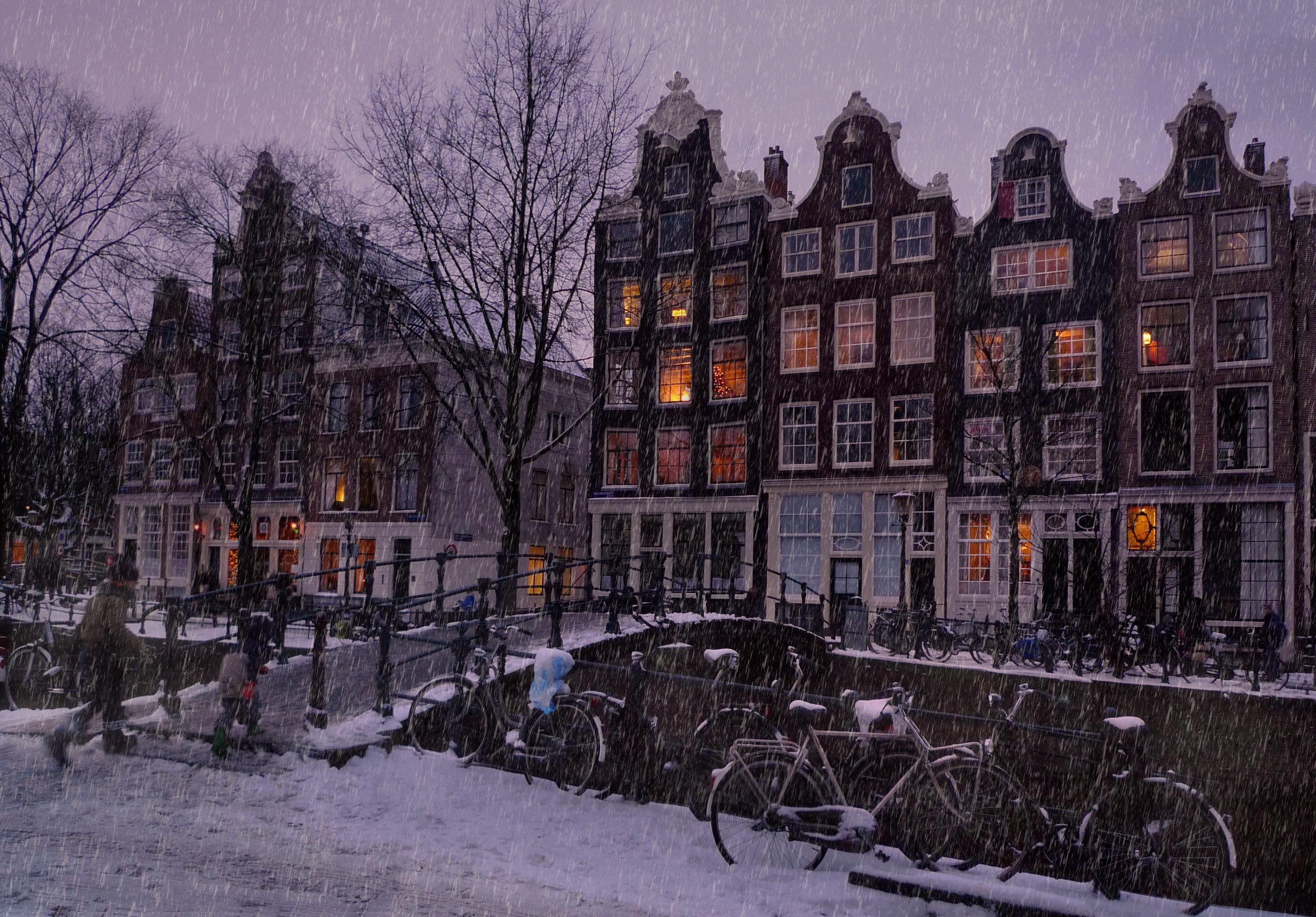 382520 скачать обои вечер, амстердам, дом, снегопад, зима, велосипед, сделано человеком, снег, города - заставки и картинки бесплатно