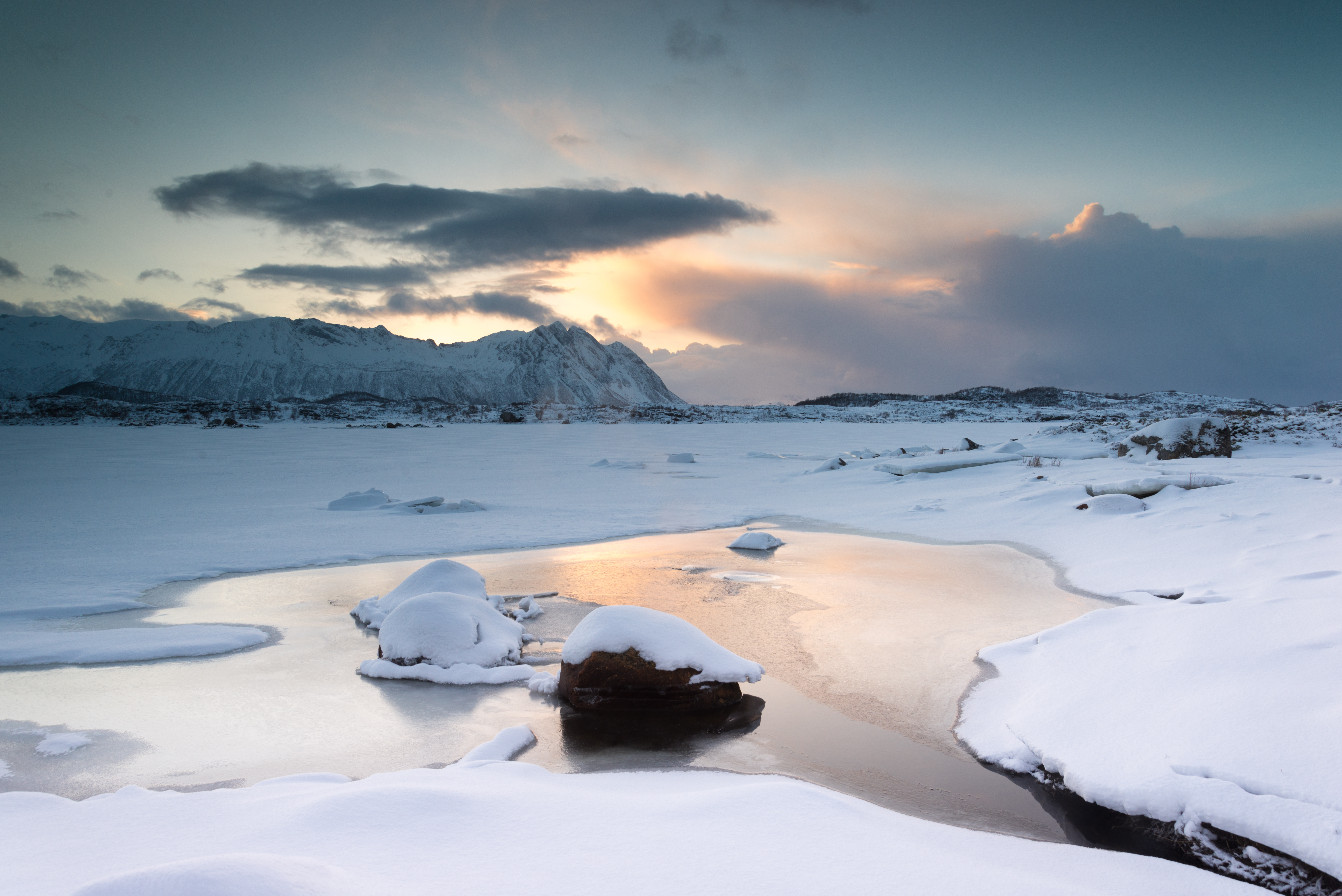 Скачать картинку Горы, Снег, Лед, Озеро, Зима, Природа в телефон бесплатно.