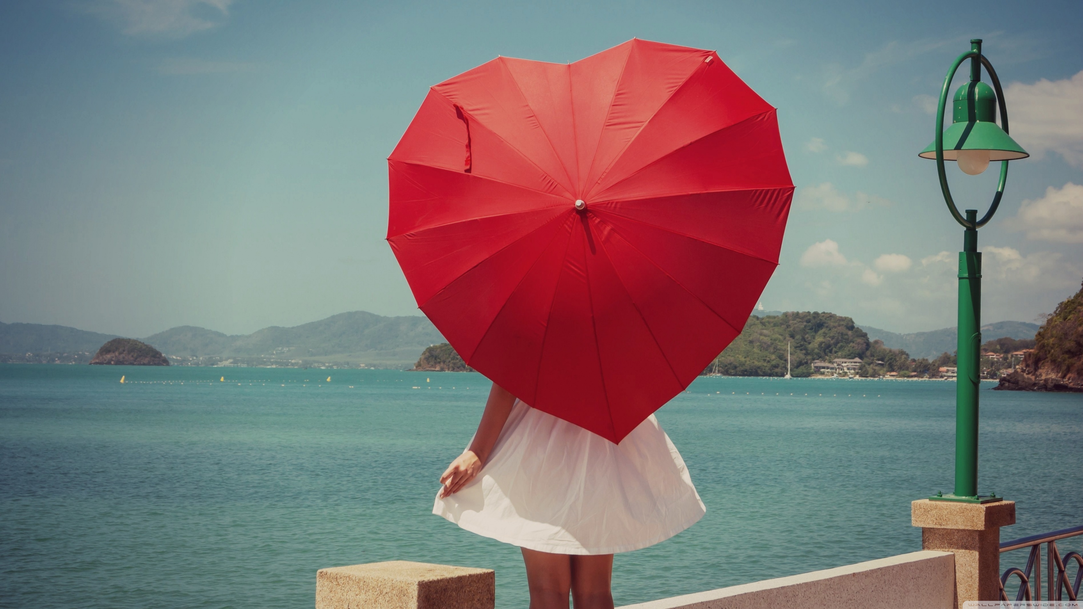 624299 скачать картинку женщины, задний, в форме сердца, модель, зонтики - обои и заставки бесплатно