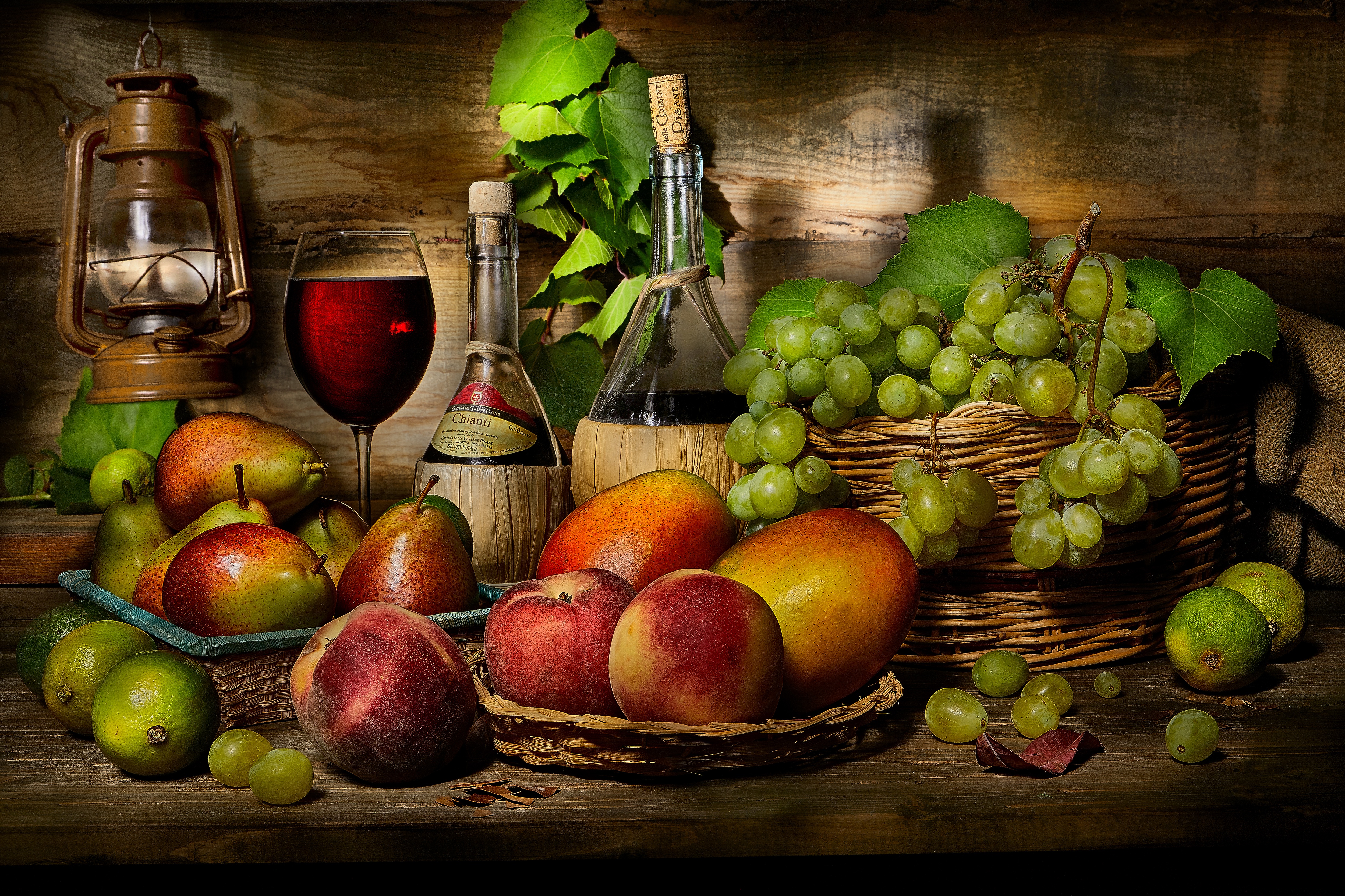 956516 завантажити картинку харчування, натюрморт, пляшка, фрукти, виноград, манго, груша, вино - шпалери і заставки безкоштовно