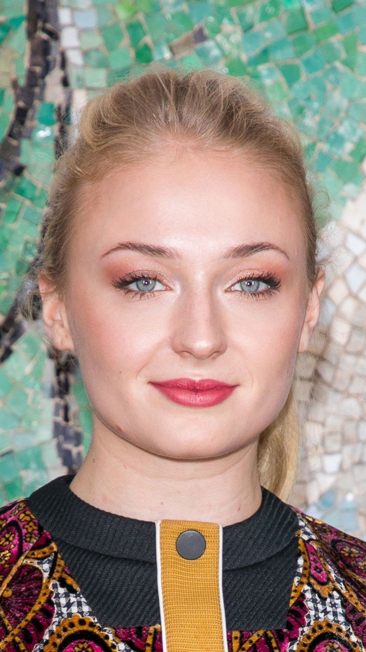 Baixar papel de parede para celular de Loiro, Inglês, Olhos Azuis, Celebridade, Atriz, Cabelo Loiro, Batom, Sophie Turner gratuito.