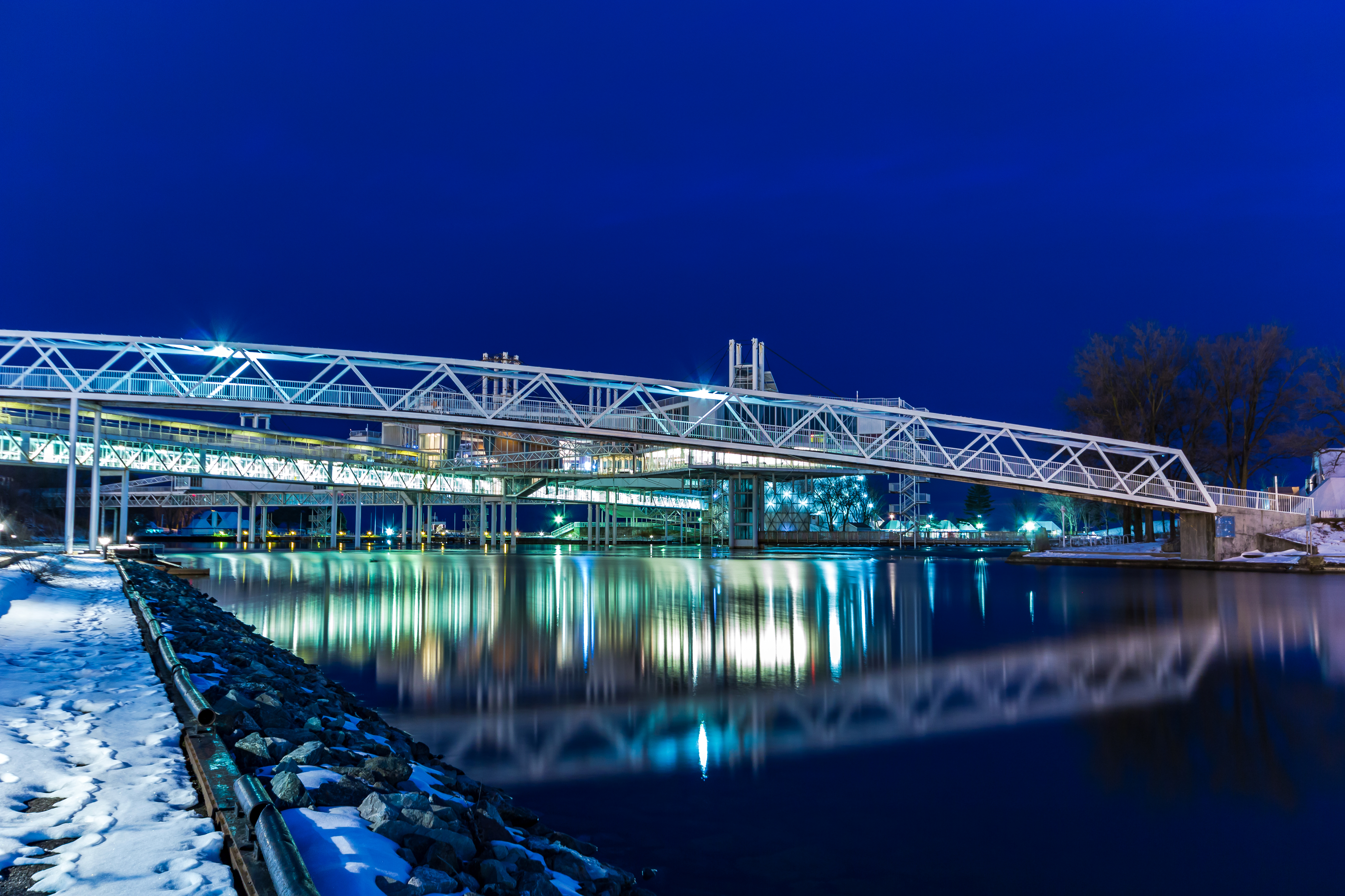 Descarga gratis la imagen Puentes, Noche, Canadá, Luz, Puente, Hecho Por El Hombre, Reflejo en el escritorio de tu PC