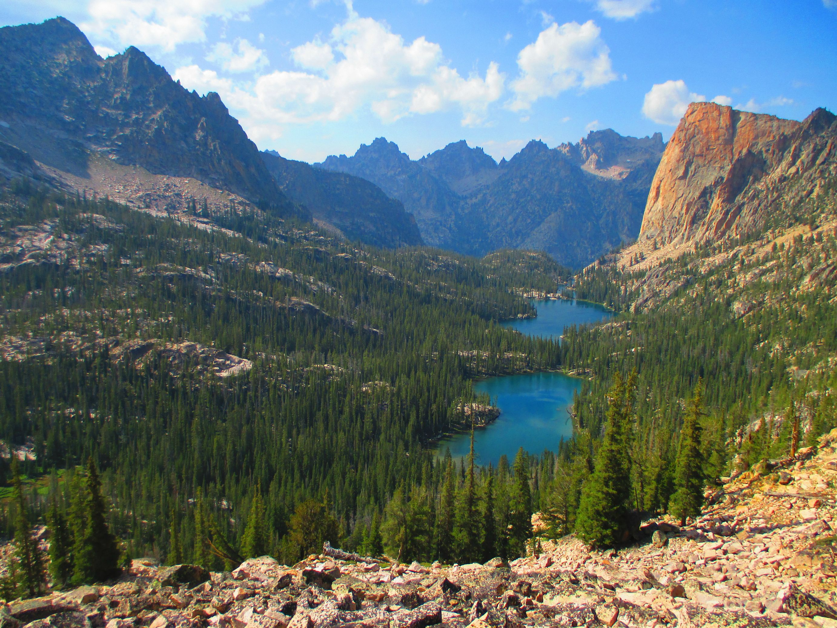 Скачать картинку Пейзаж, Гора, Озеро, Лес, Земля/природа в телефон бесплатно.