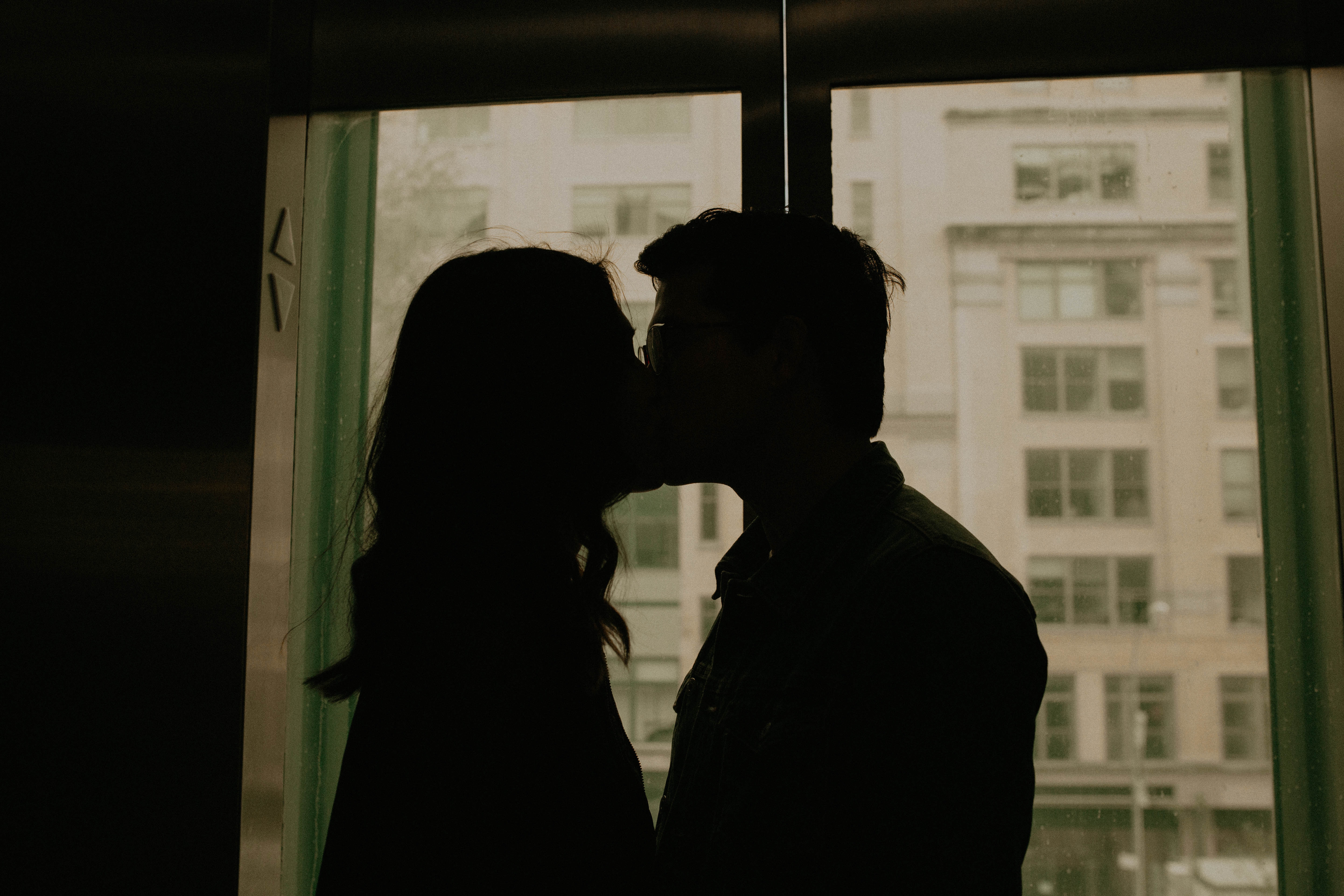 90216 скачать обои силуэты, поцелуй, любовь, пара, окно - заставки и картинки бесплатно