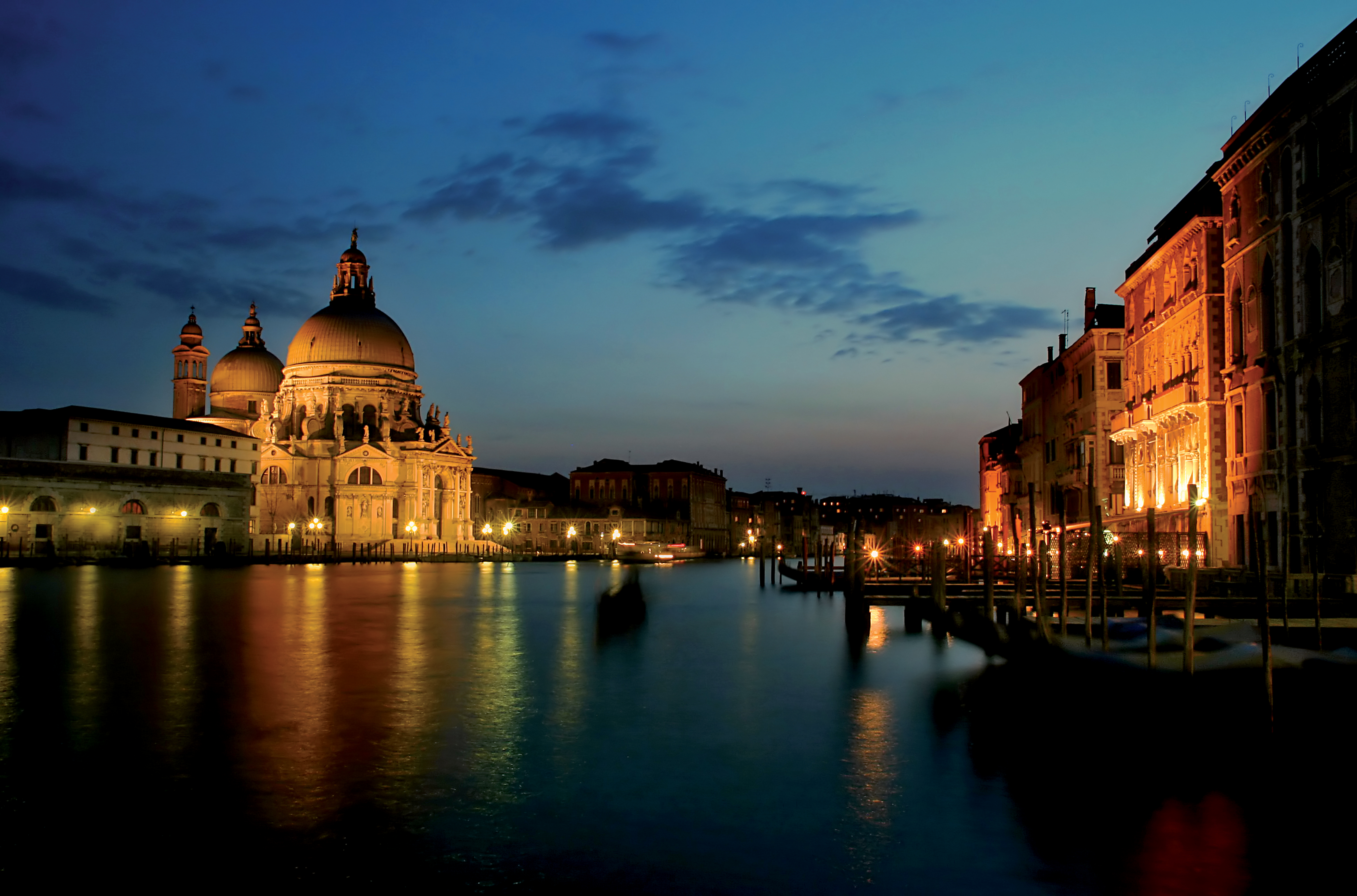 368593画像をダウンロードヴェネツィア, 都市, マンメイド, 運河, 街, ゴンドラ, イタリア, 光, 夜-壁紙とスクリーンセーバーを無料で