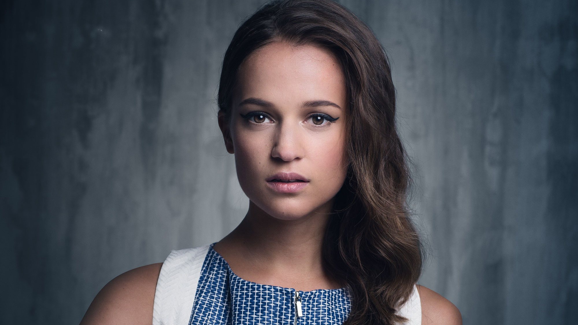Download mobile wallpaper Brunette, Celebrity, Brown Eyes, Actress, Stare, Swedish, Alicia Vikander for free.