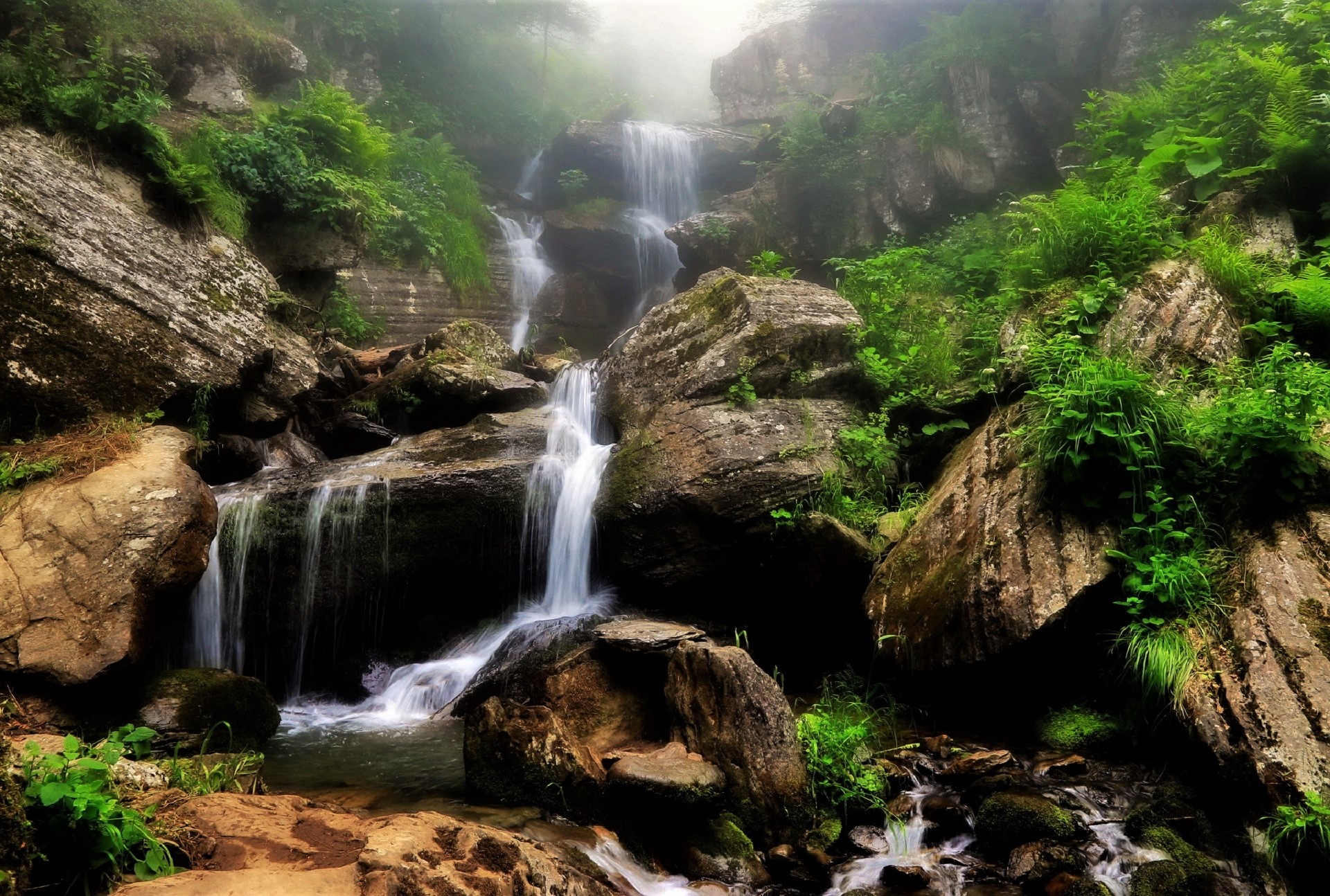 Скачать картинку Водопады, Водопад, Туман, Зеленый, Земля/природа в телефон бесплатно.