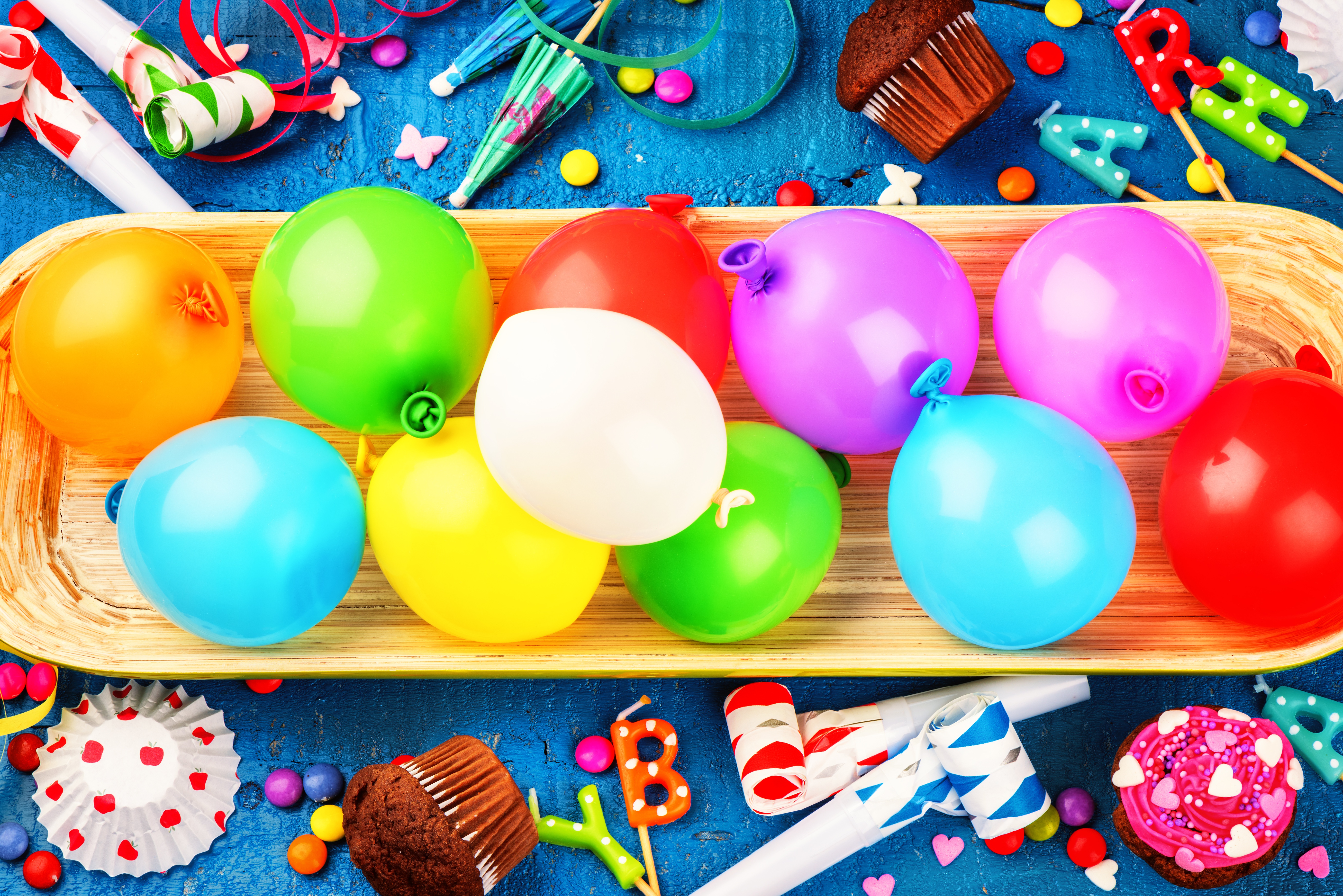 882813 Bild herunterladen feiertage, geburtstag, ballon, bunt, muffin, party - Hintergrundbilder und Bildschirmschoner kostenlos