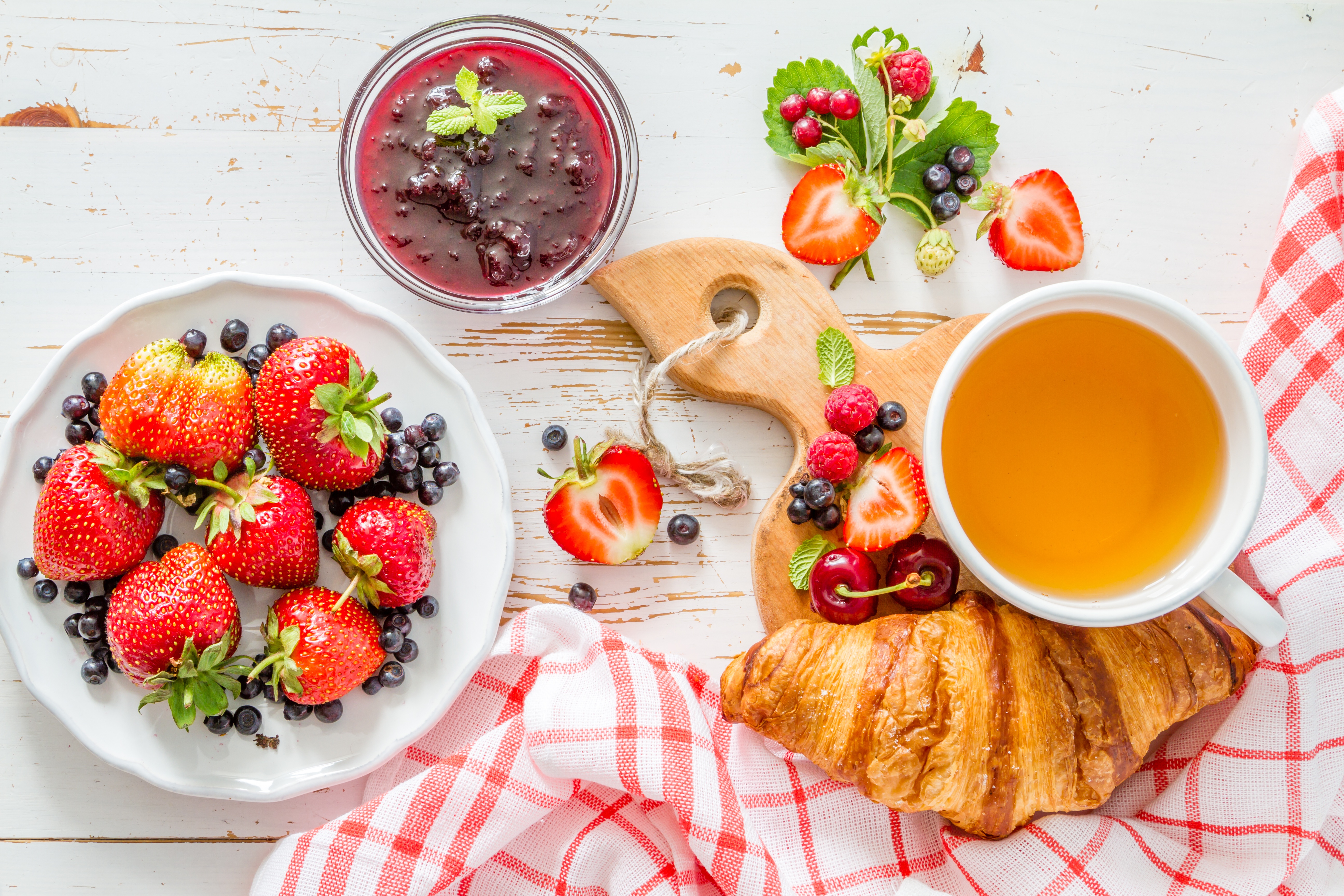 Handy-Wallpaper Erdbeere, Frucht, Tee, Croissant, Heidelbeere, Nahrungsmittel, Stillleben, Frühstuck kostenlos herunterladen.