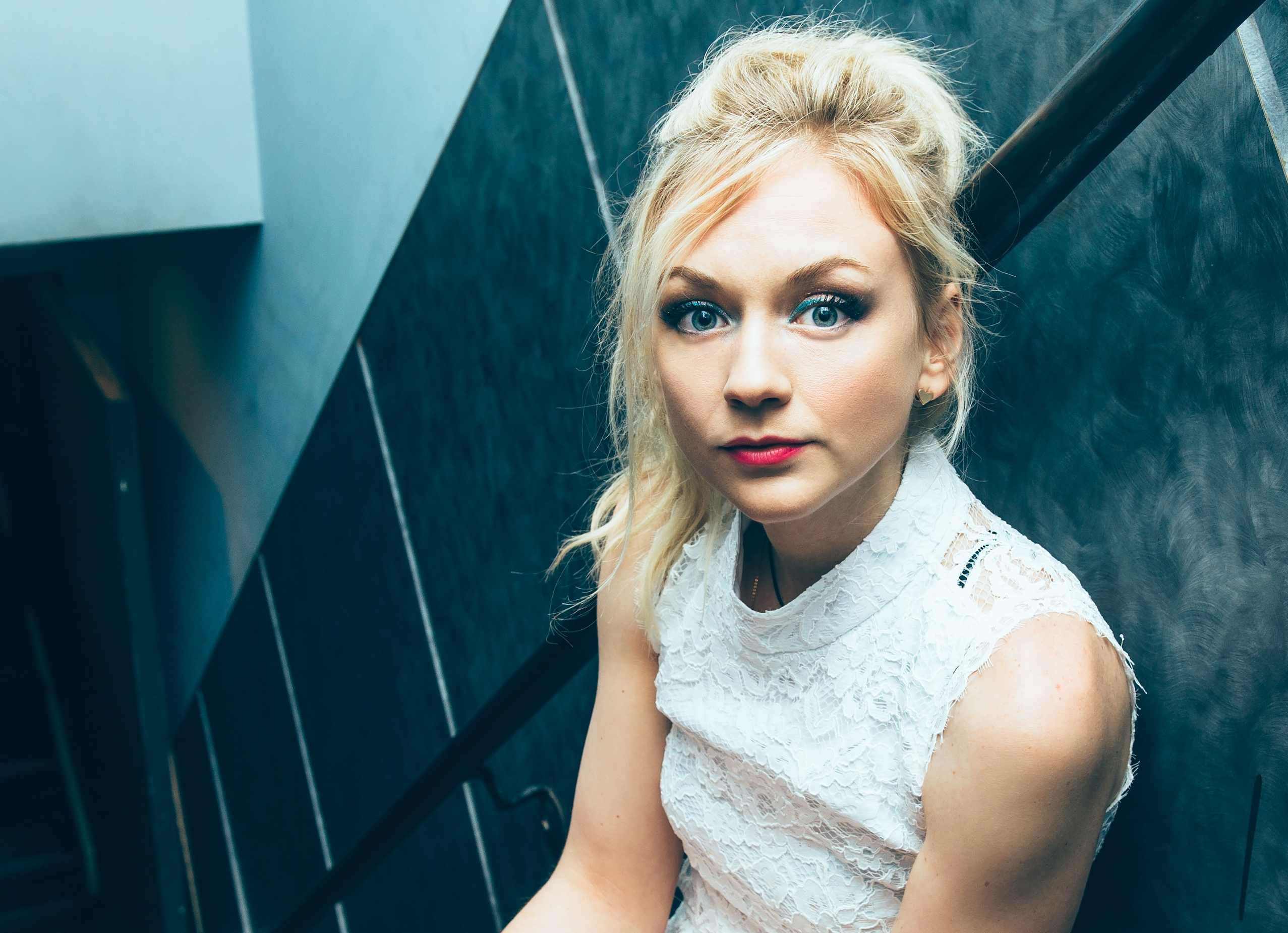 Download mobile wallpaper Blonde, Blue Eyes, Celebrity, Actress, Lipstick, Emily Kinney for free.