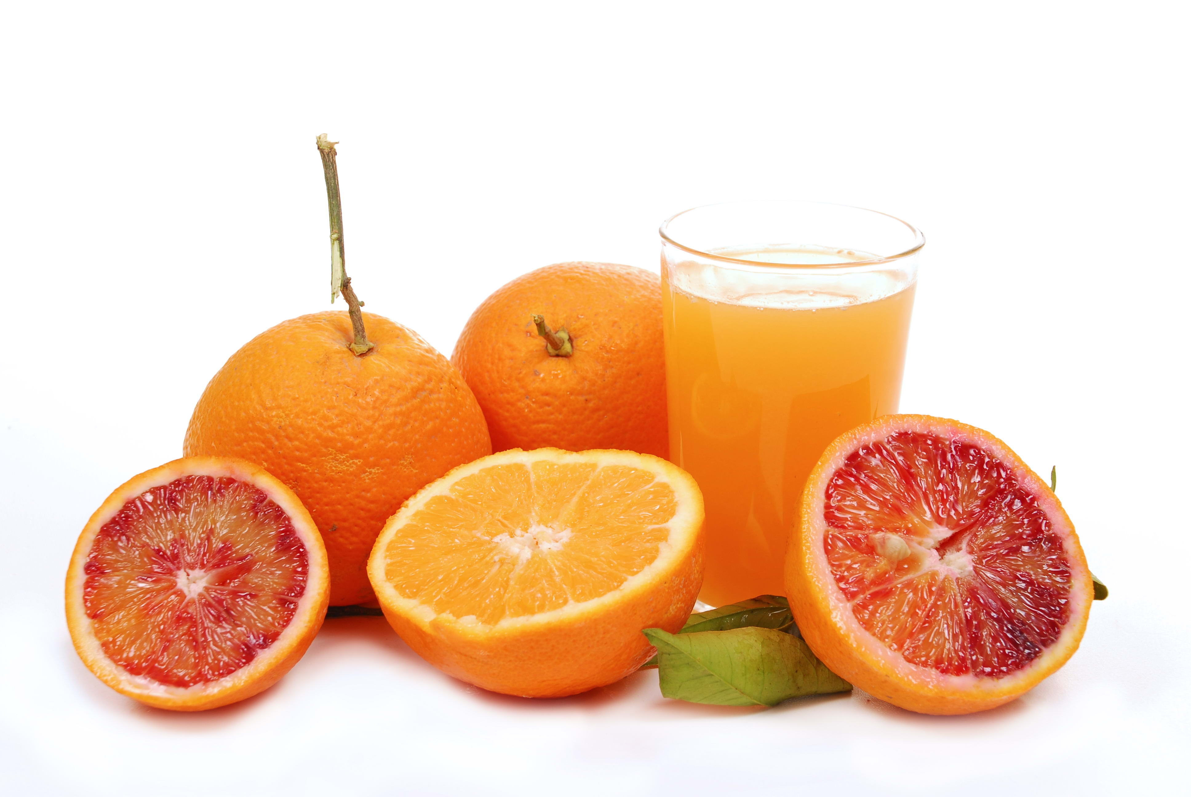 75673 скачать картинку белый фон, апельсин, сок, еда, стакан, грейпфрут, оранжевые - обои и заставки бесплатно
