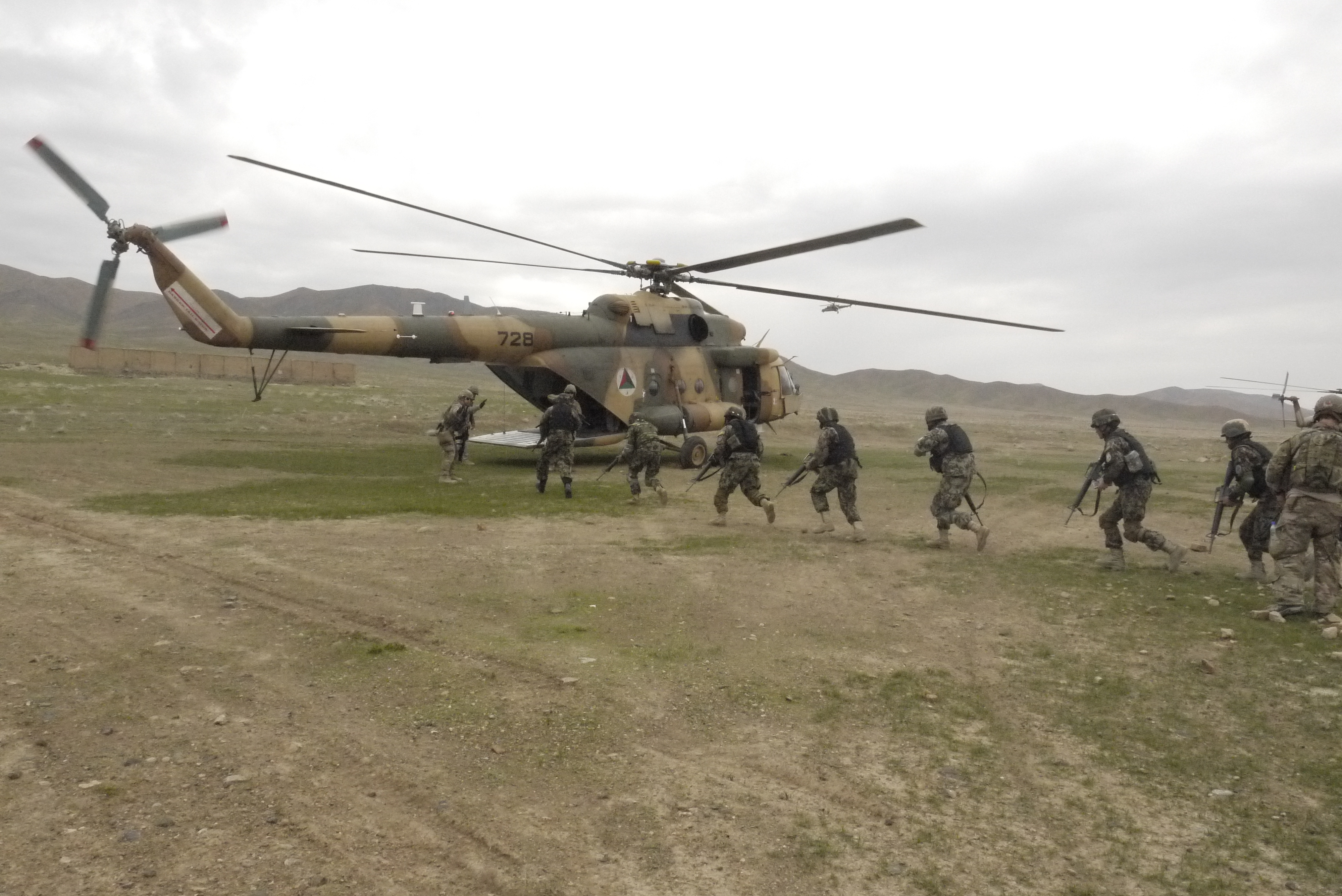 無料モバイル壁紙ミル Mi 17, 軍用ヘリコプター, 軍隊をダウンロードします。