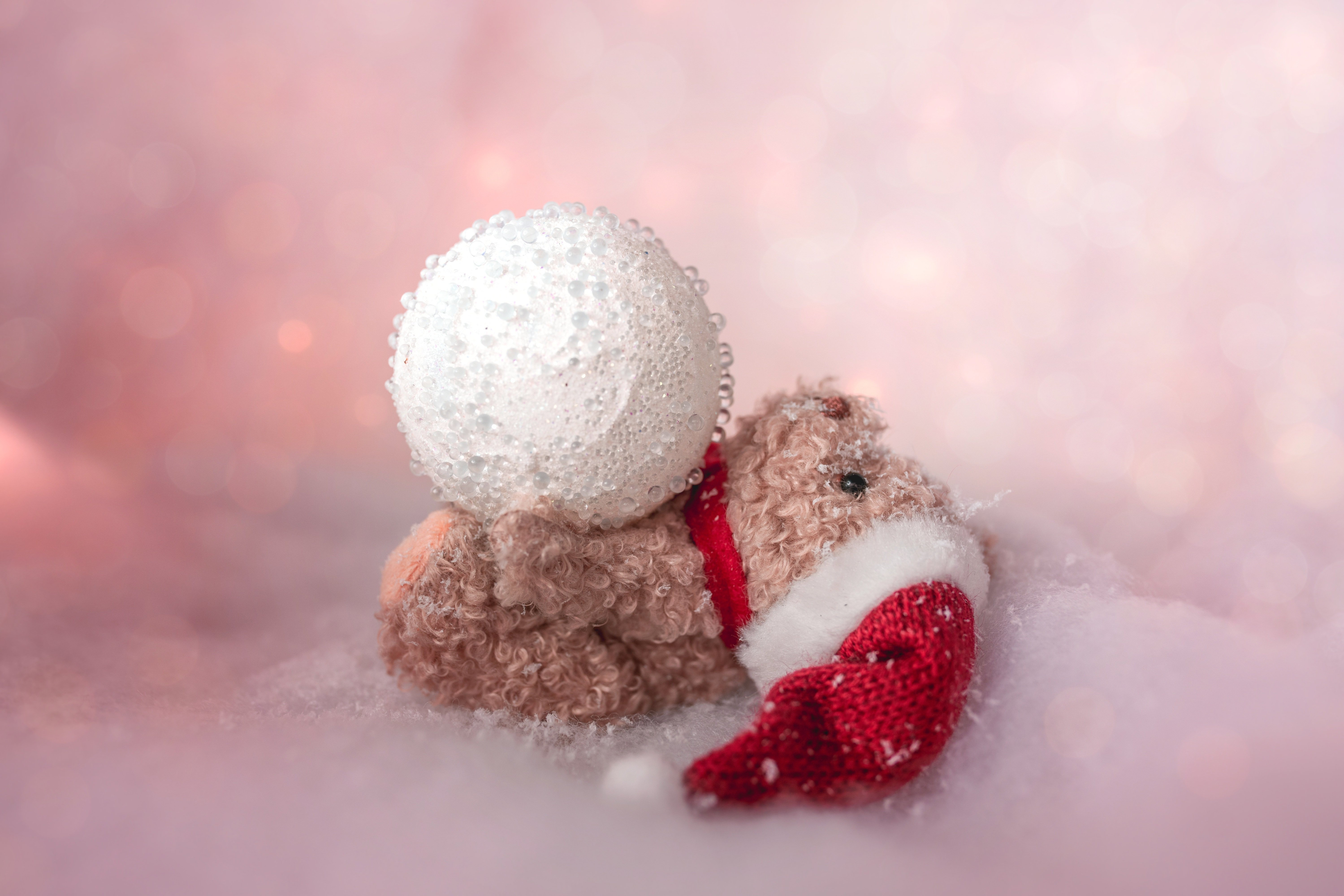 Handy-Wallpaper Winter, Spielzeug, Schnee, Teddybär, Ball, Menschengemacht, Weihnachtsmütze, Kuscheltier kostenlos herunterladen.