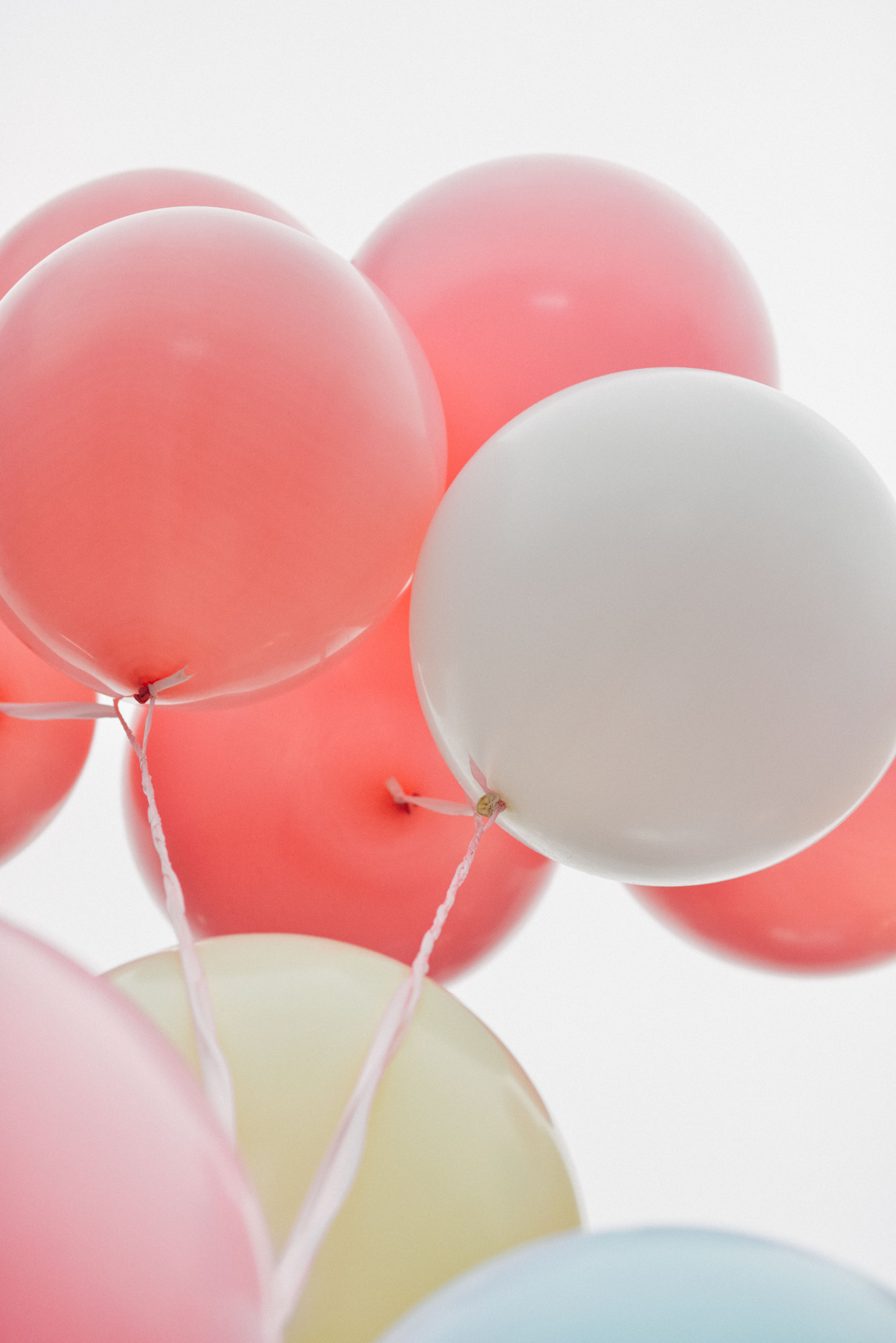 127363 завантажити шпалери рожевий, повітряні кулі, білий, різне, різнобарвний, строката, кульки, тау, повітряні кульки - заставки і картинки безкоштовно