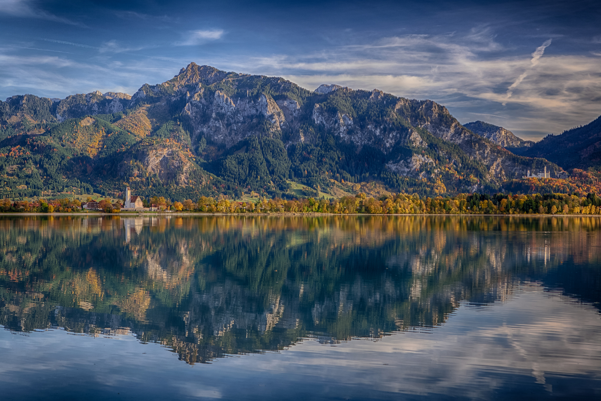 Скачать картинку Озера, Гора, Озеро, Отражение, Альпы, Германия, Бавария, Земля/природа, Озеро Форгензее в телефон бесплатно.